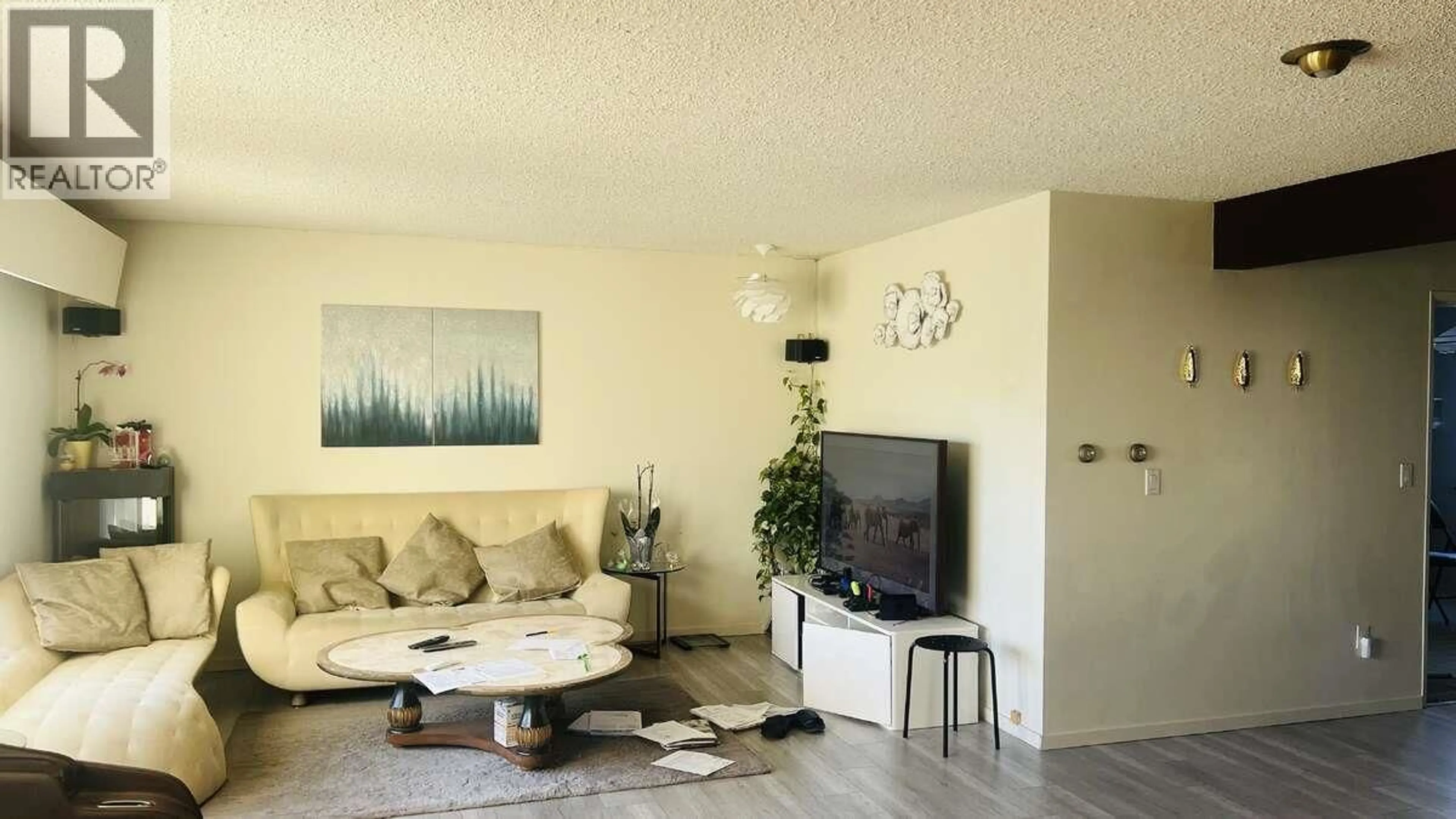 Living room with furniture, wood/laminate floor for 753 55TH AVENUE, Vancouver British Columbia V5X1N8