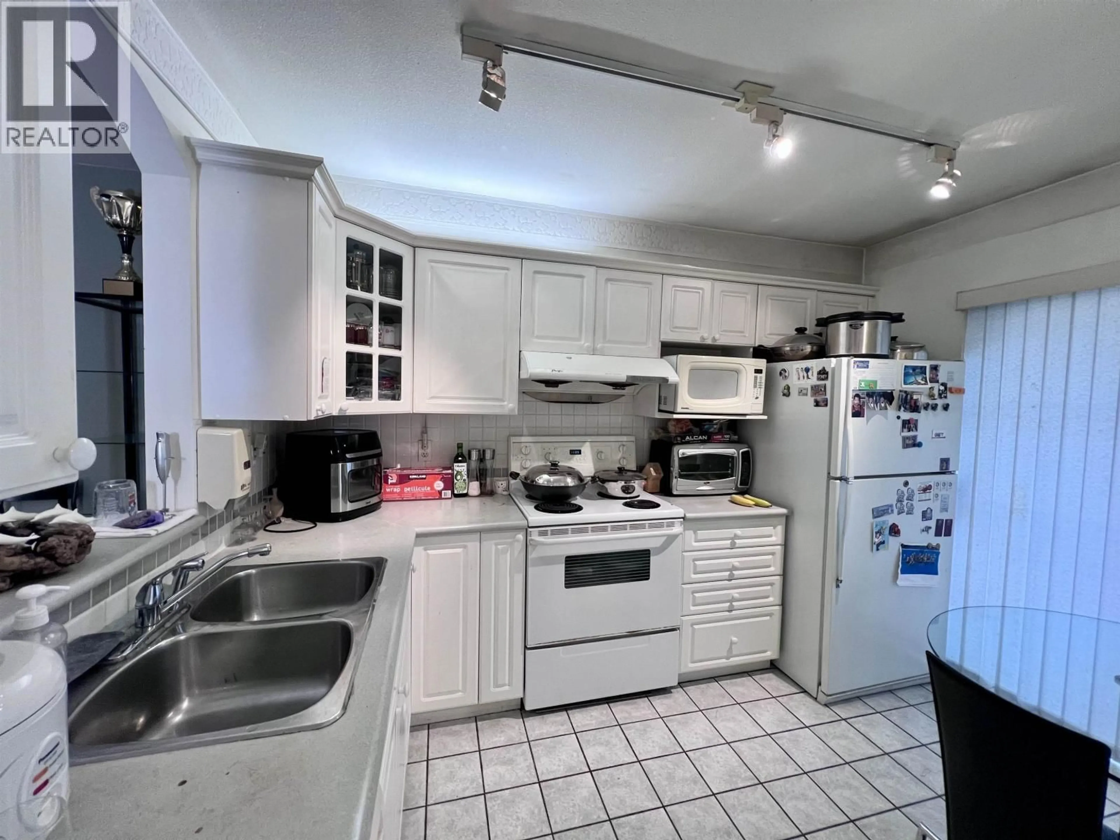 Standard kitchen, unknown for 11 - 7488 SALISBURY AVENUE, Burnaby British Columbia V5E3A3