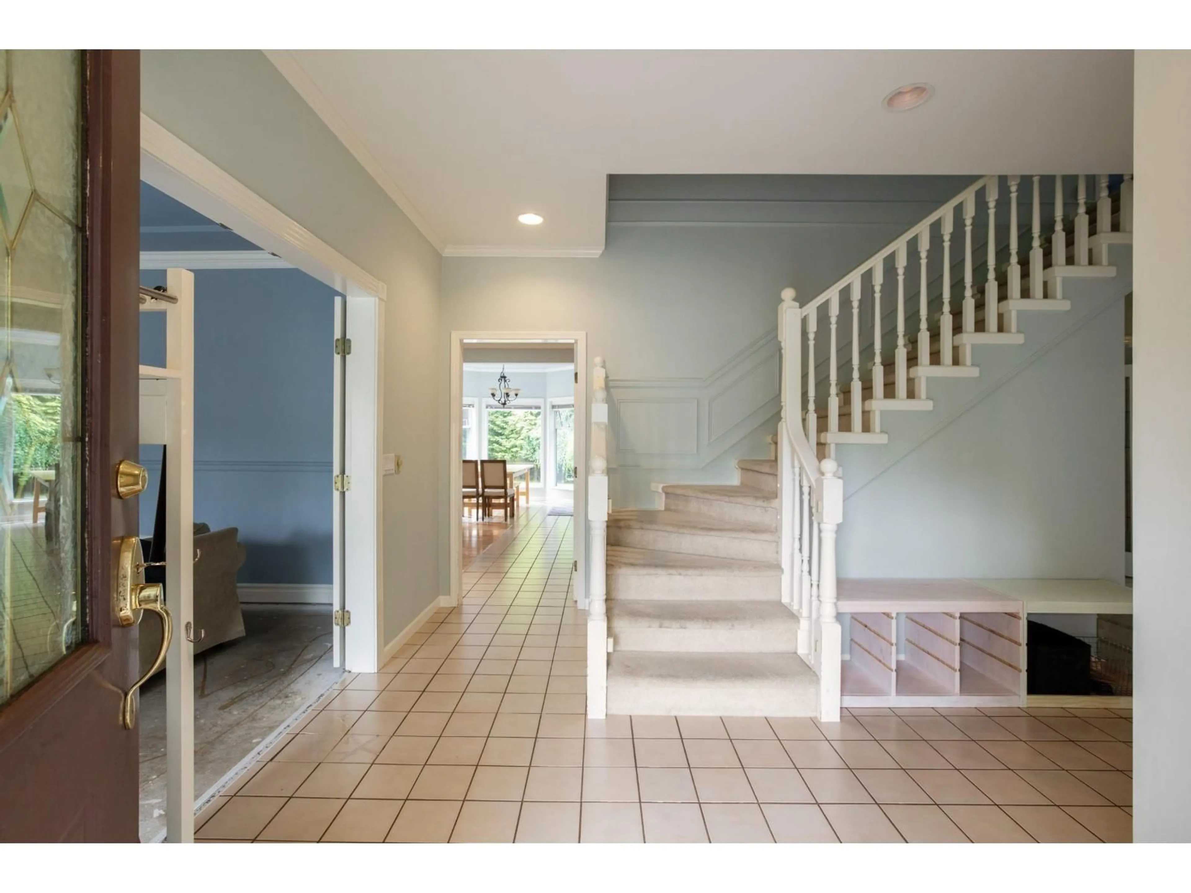 Indoor foyer for 13028 19A, Surrey British Columbia V4A8A8