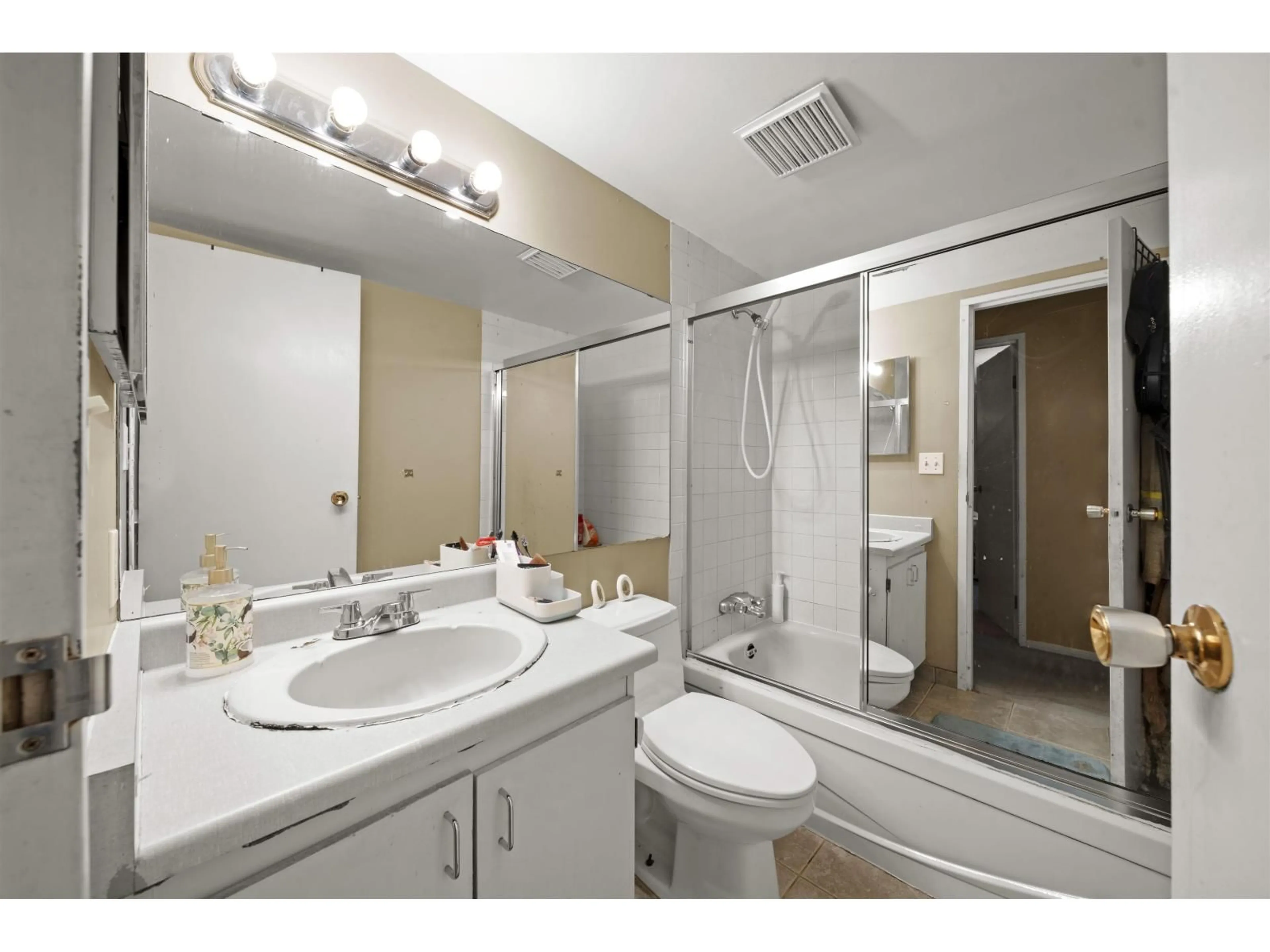 Standard bathroom, unknown for 916 - 10620 150 STREET, Surrey British Columbia V3R7S1