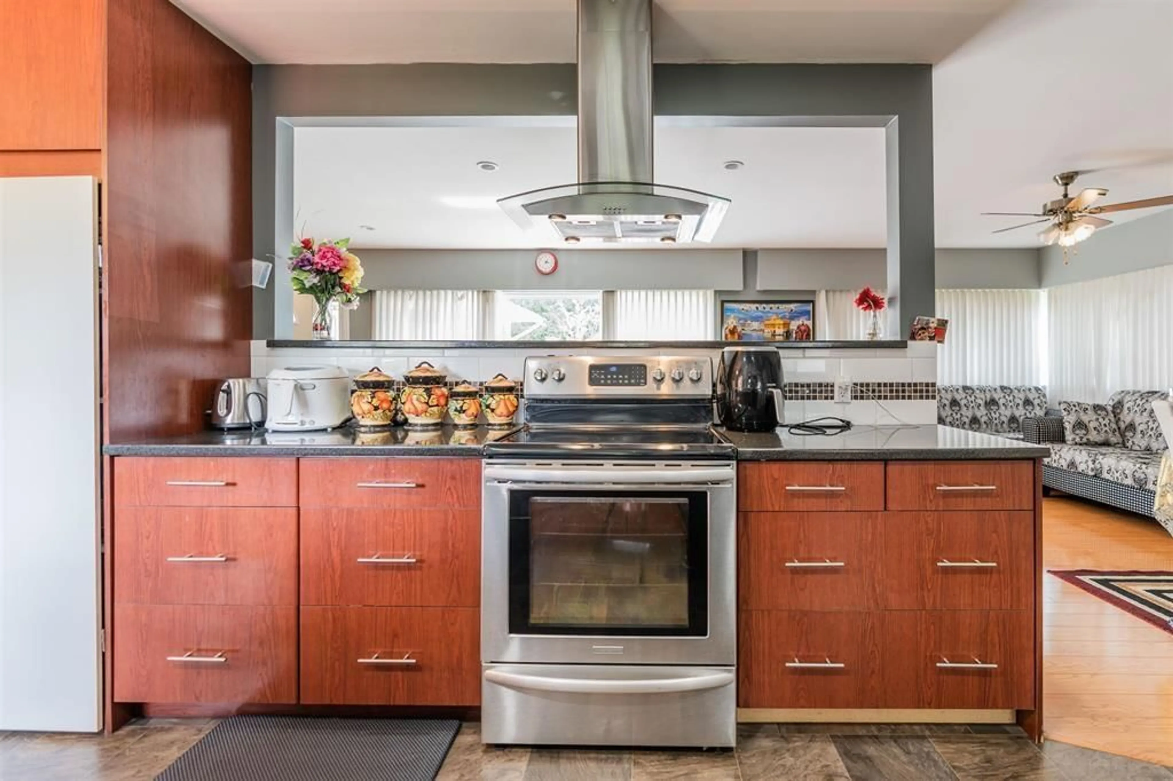 Contemporary kitchen, unknown for 15035 BLUEBIRD, Surrey British Columbia V3R4T8