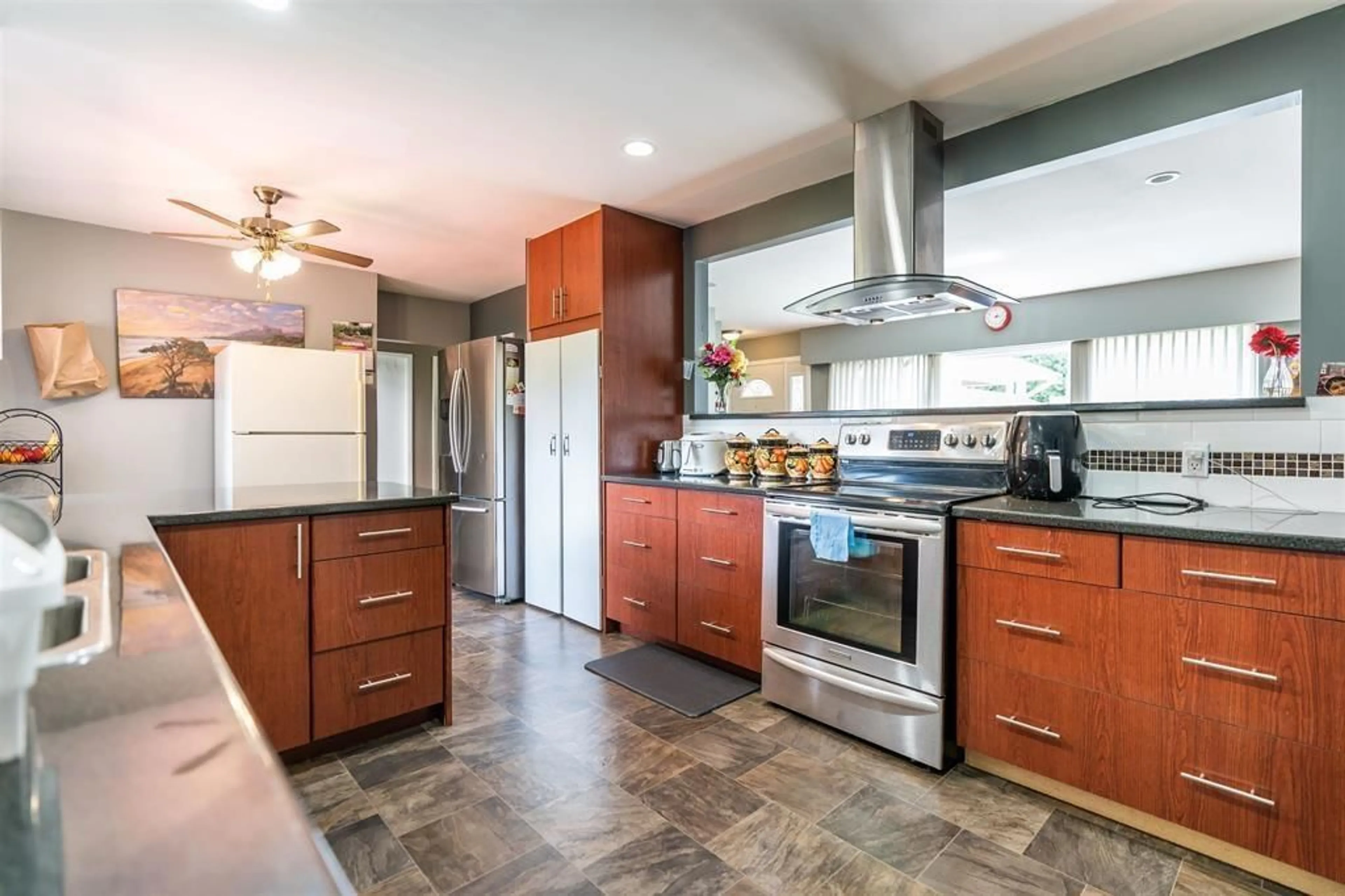 Open concept kitchen, ceramic/tile floor for 15035 BLUEBIRD, Surrey British Columbia V3R4T8