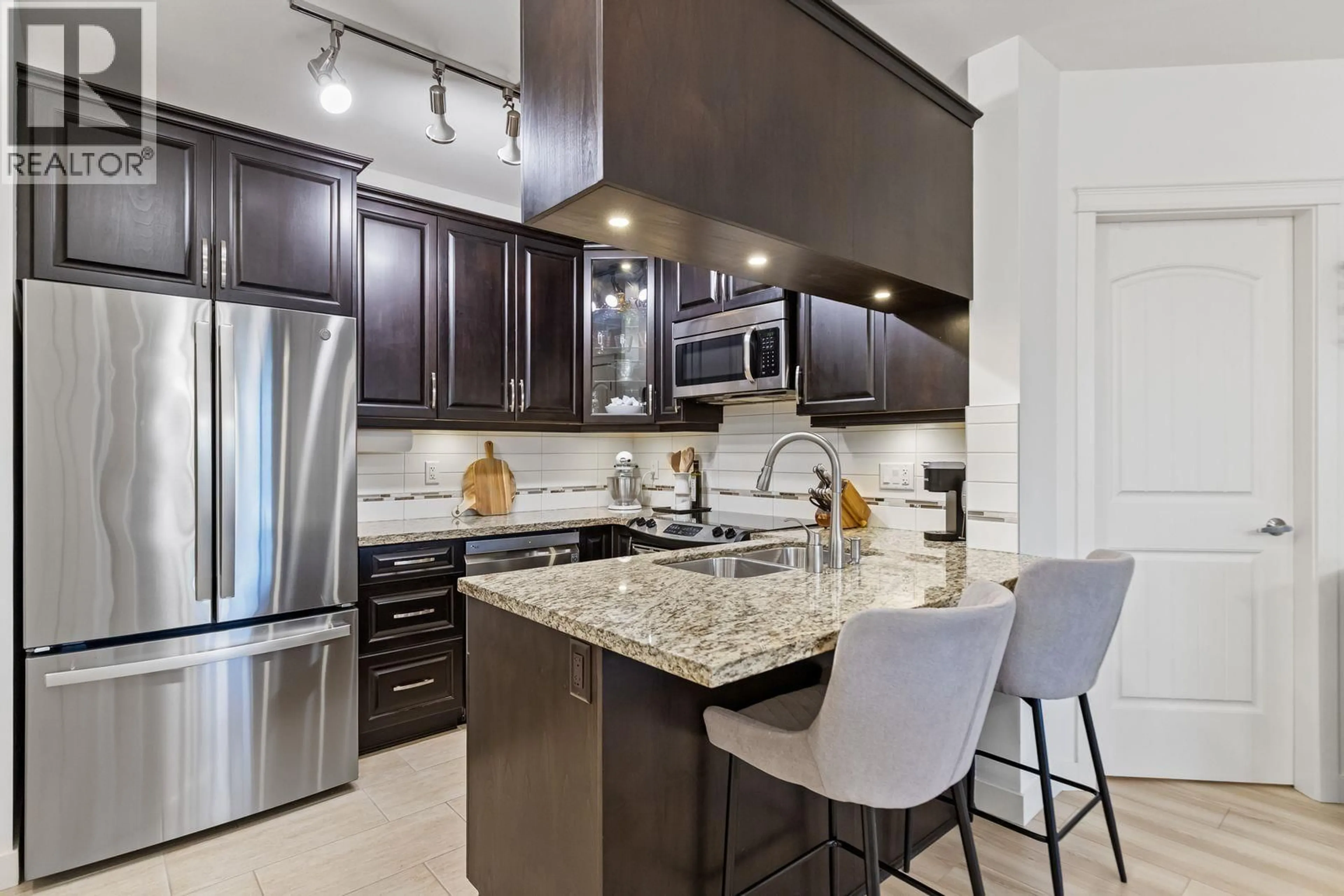 Open concept kitchen, ceramic/tile floor for 215 - 12565 190A STREET, Pitt Meadows British Columbia V3Y0E1