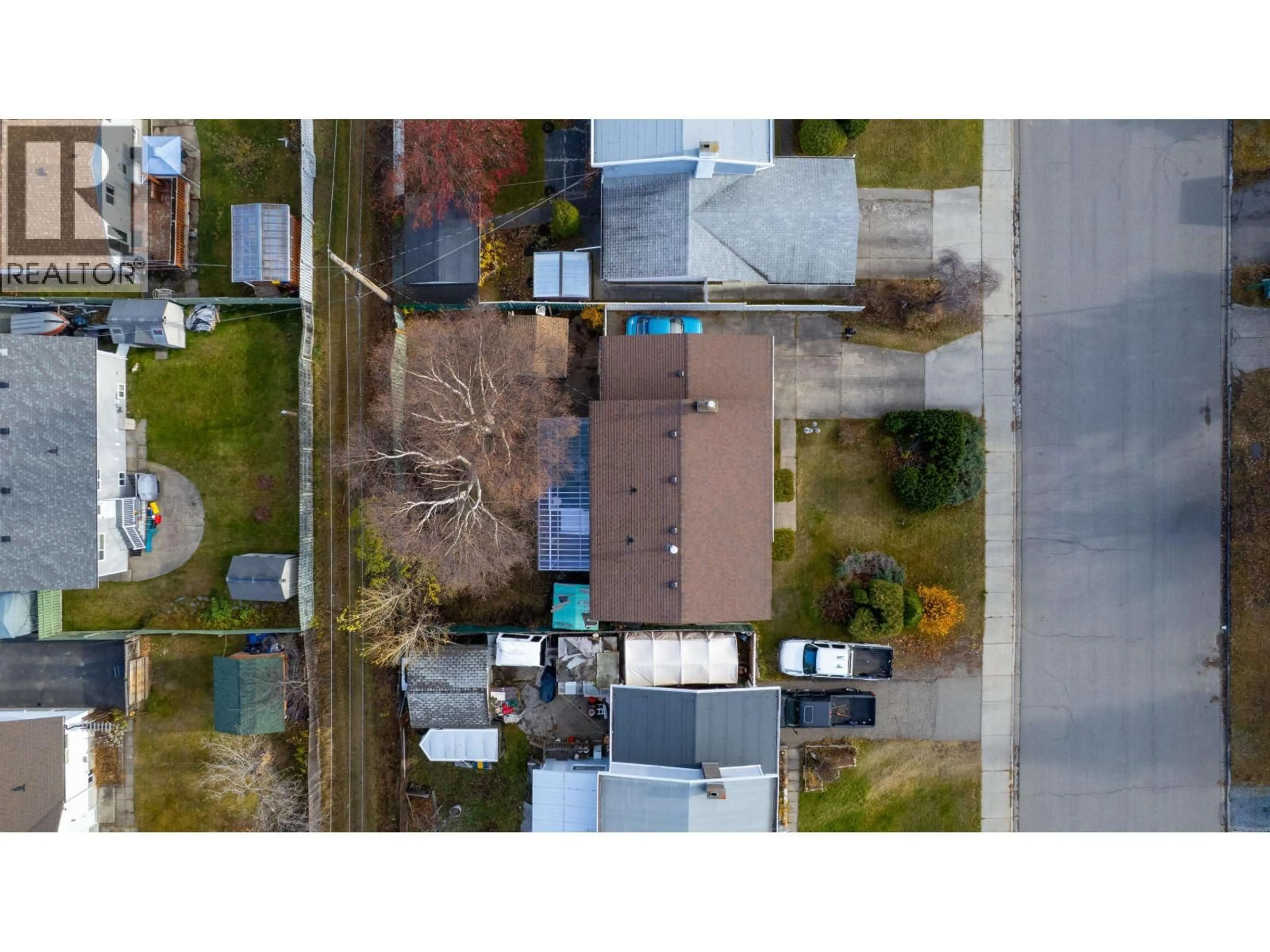 A pic from outside/outdoor area/front of a property/back of a property/a pic from drone, street for 2832 PINEWOOD AVENUE, Prince George British Columbia V2N1H7