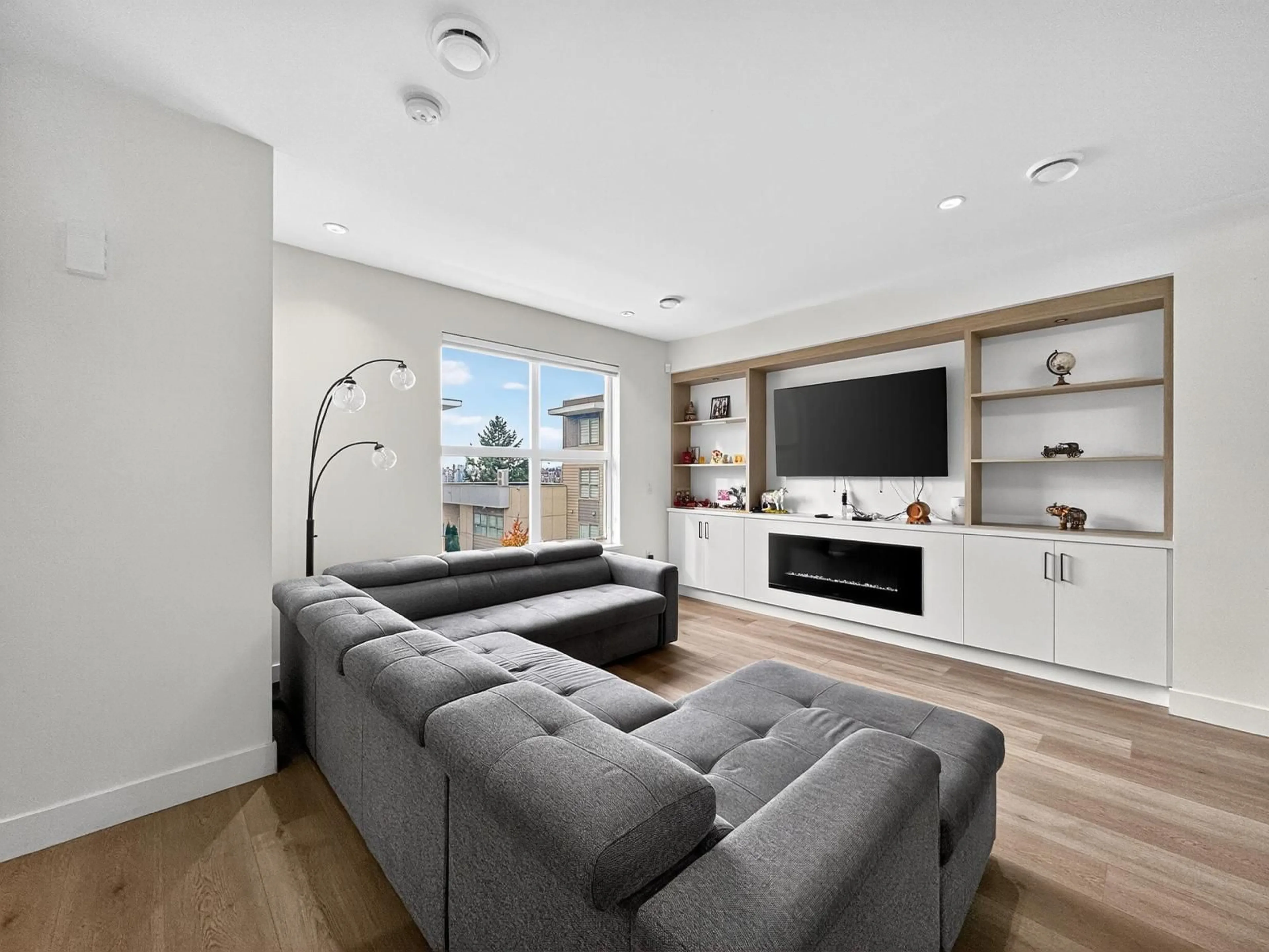 Living room with furniture, unknown for 30 - 12585 104A, Surrey British Columbia V3V0G7