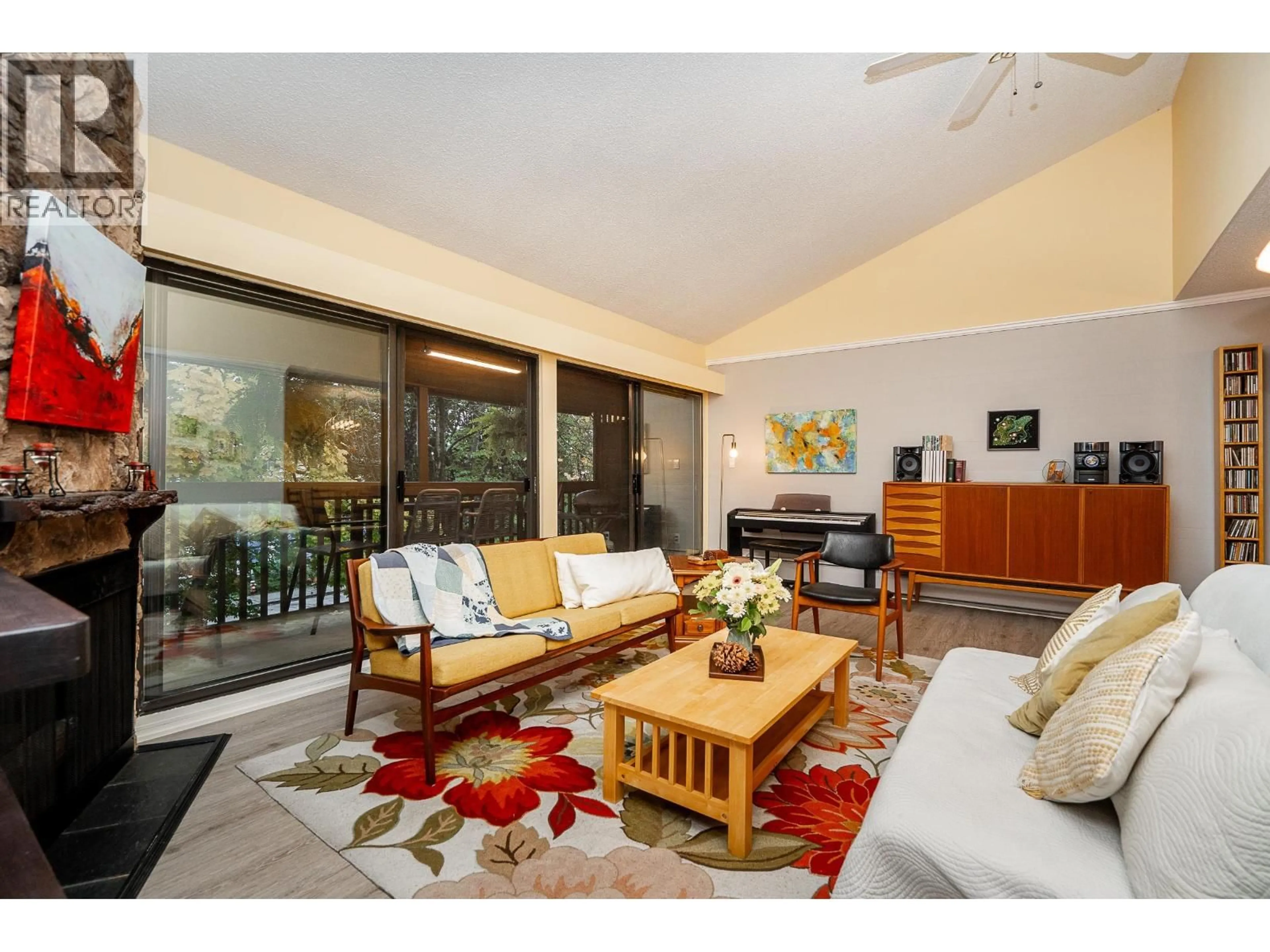 Living room with furniture, unknown for 305 - 720 EIGHTH AVENUE, New Westminster British Columbia V3M2R3