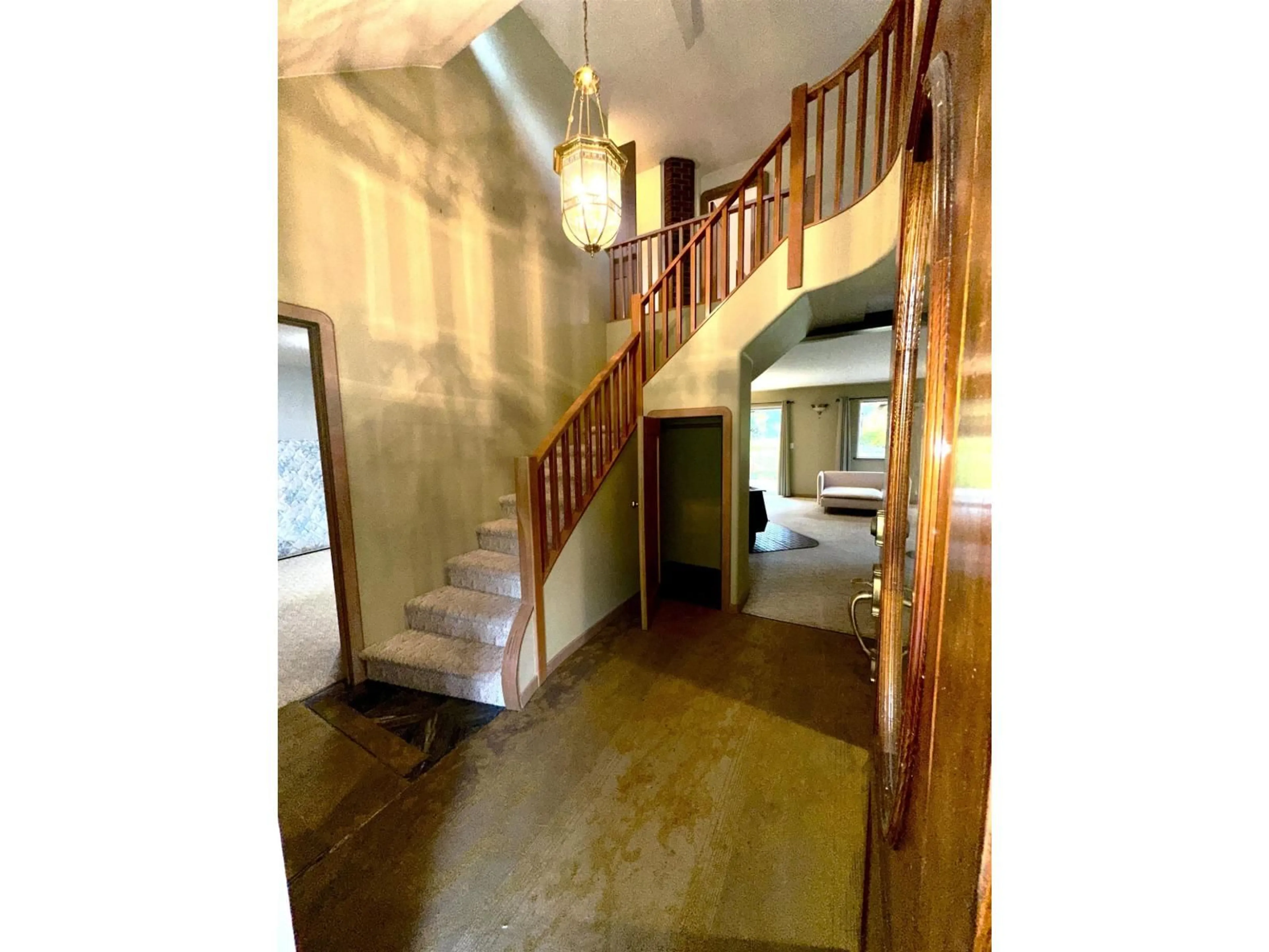 Indoor foyer for 50585 SLANZI ROAD, Boston Bar / Lytton British Columbia V0K1C0