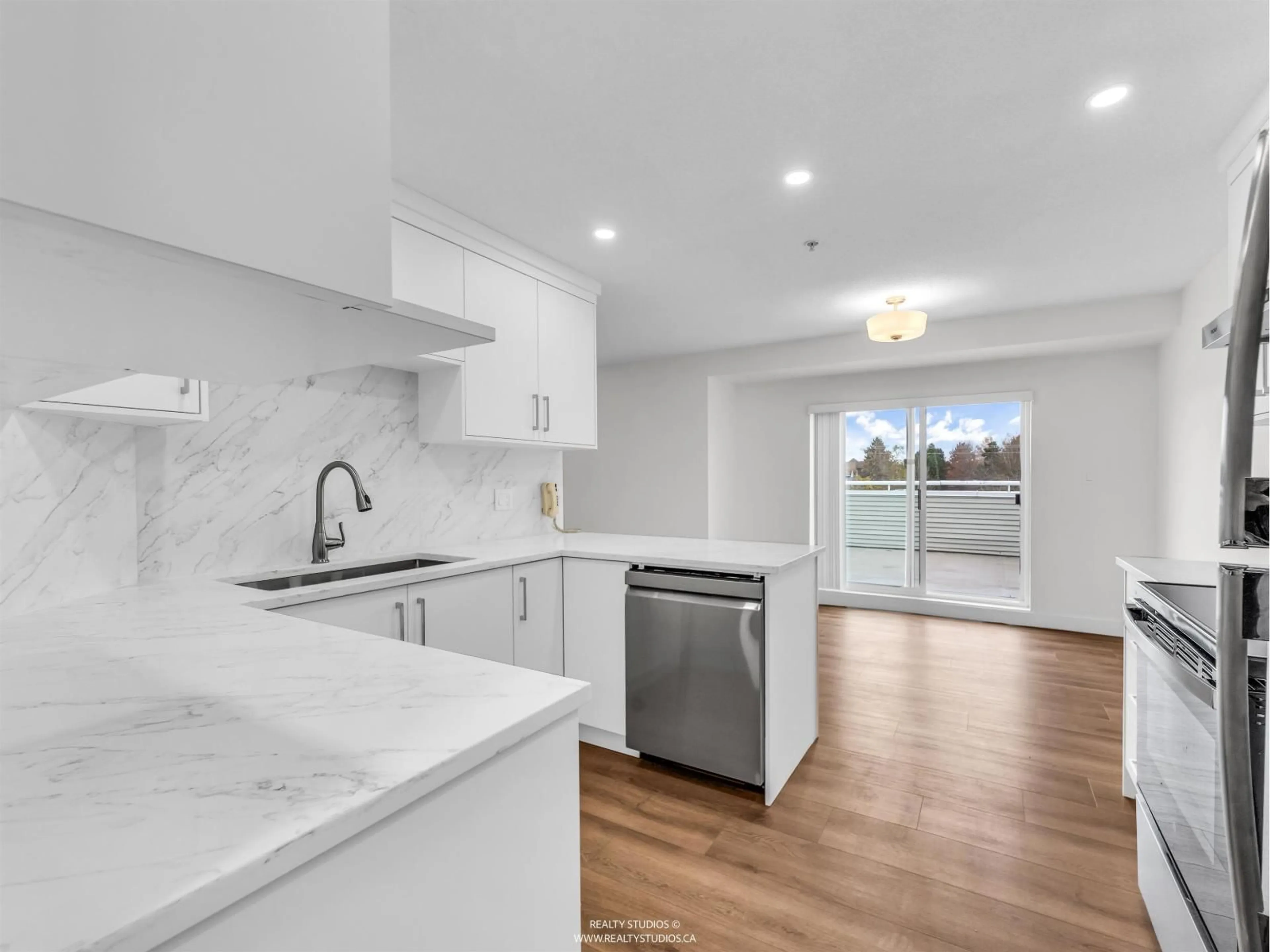 Open concept kitchen, ceramic/tile floor for 402 - 12130 80, Surrey British Columbia V3W0V2