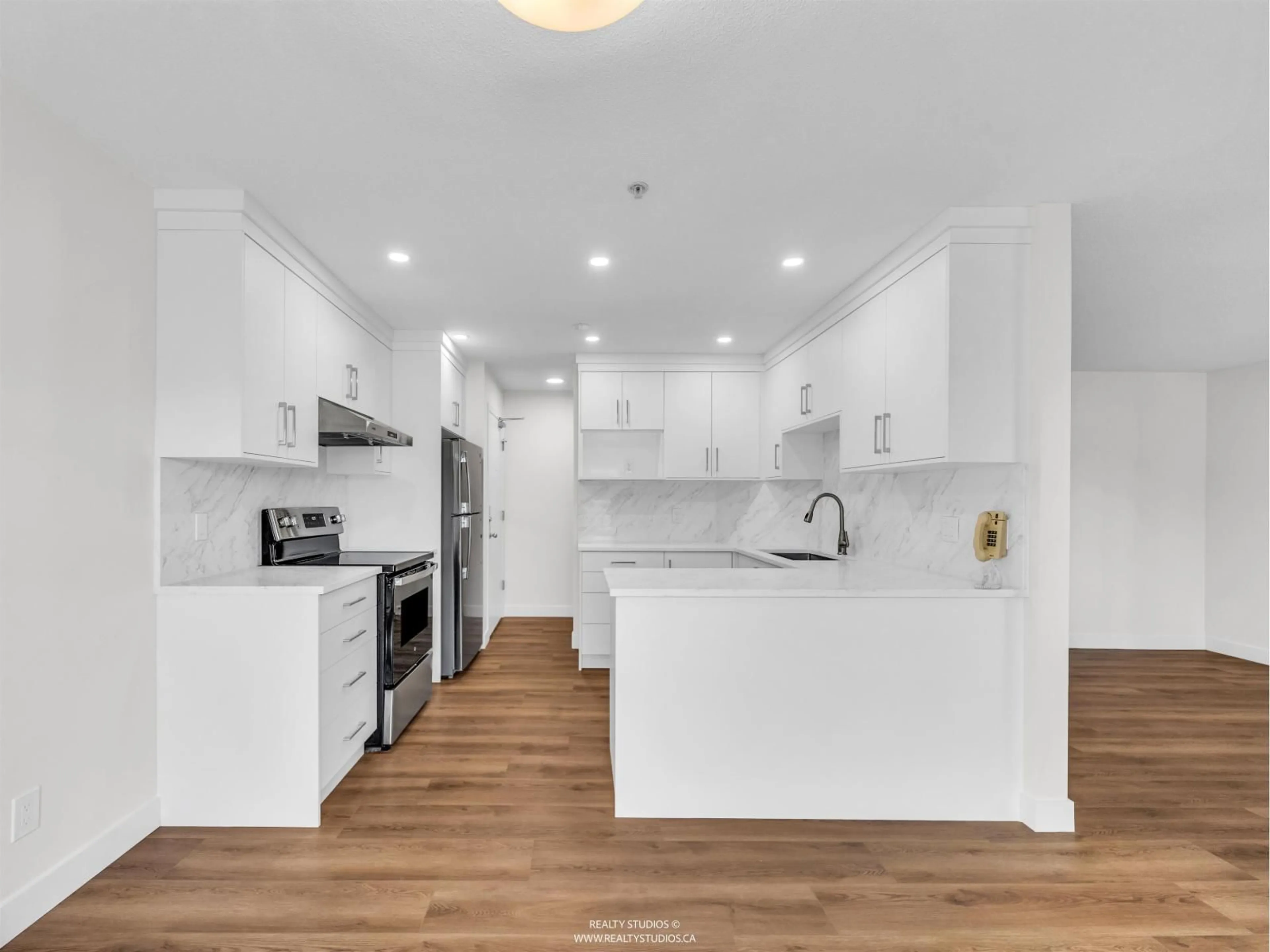 Open concept kitchen, unknown for 402 - 12130 80, Surrey British Columbia V3W0V2