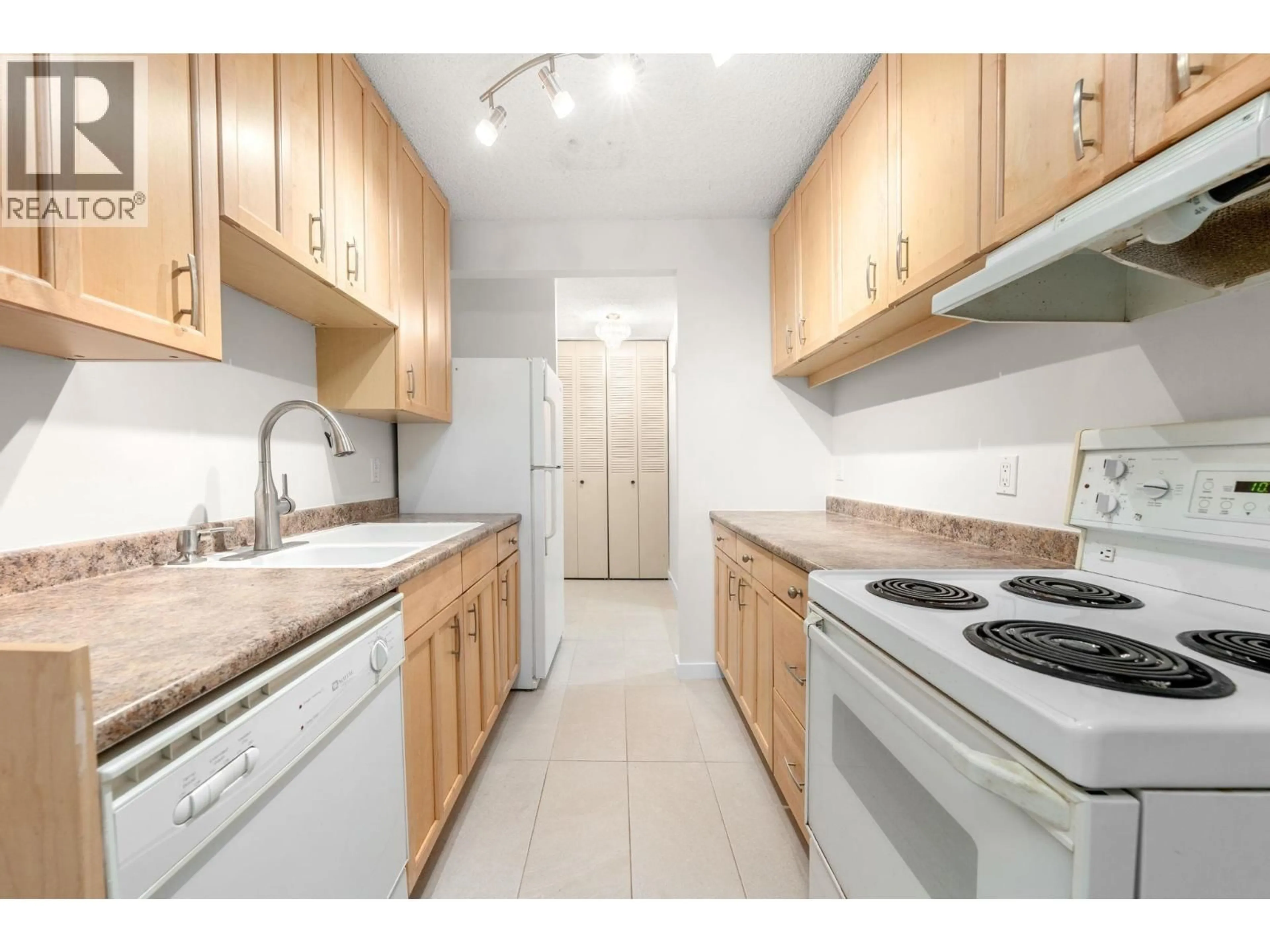 Standard kitchen, unknown for 119 - 2012 FULLERTON AVENUE, North Vancouver British Columbia V7P3E3