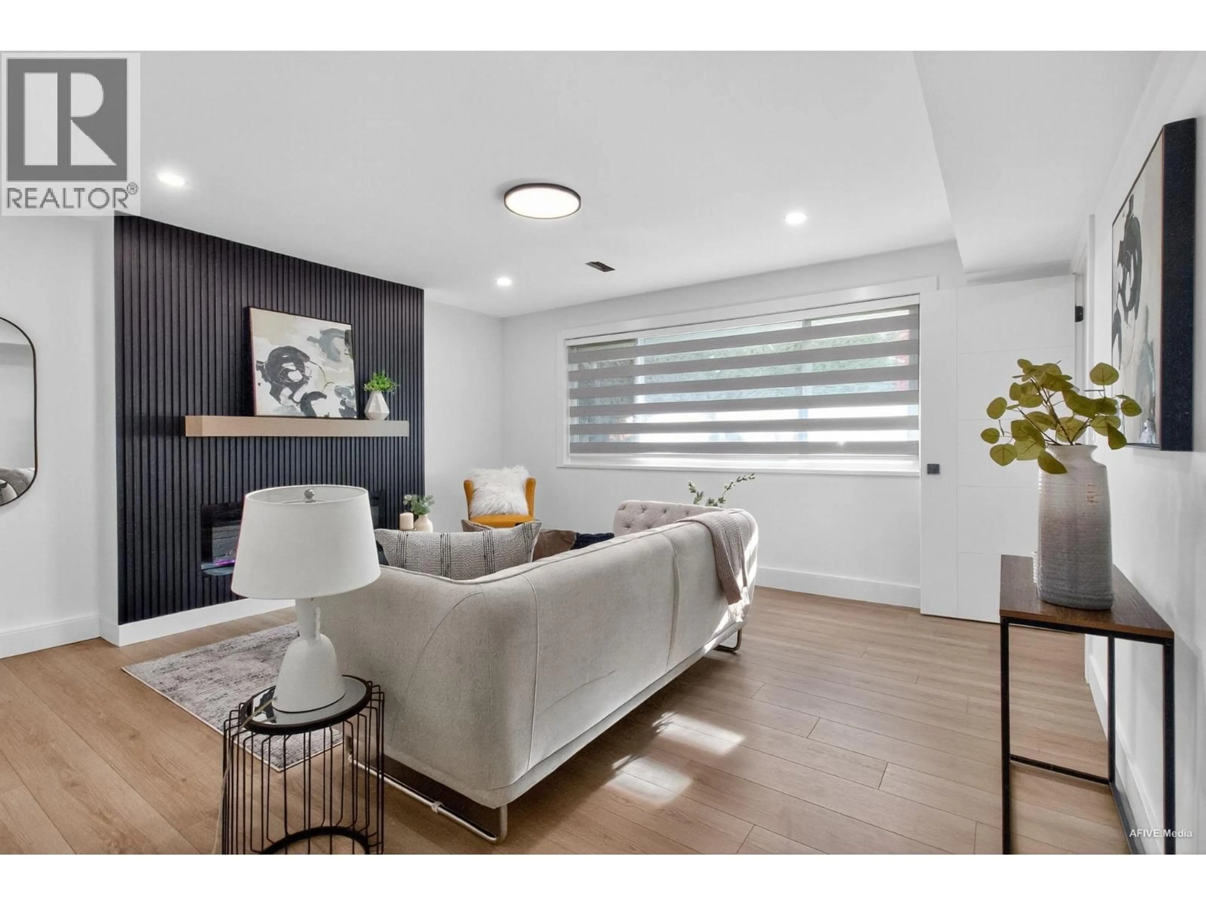 Living room with furniture, wood/laminate floor for 9831 GLENTHORNE DRIVE, Richmond British Columbia V7A1Y3