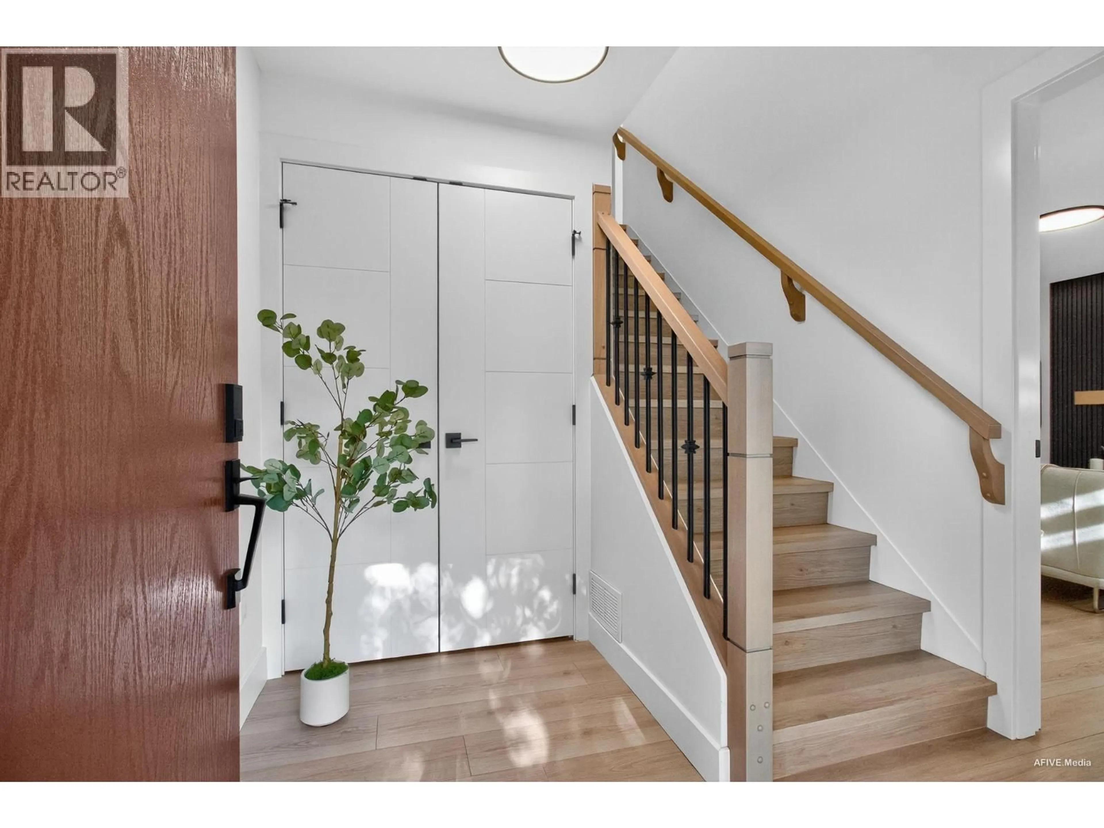Indoor entryway for 9831 GLENTHORNE DRIVE, Richmond British Columbia V7A1Y3