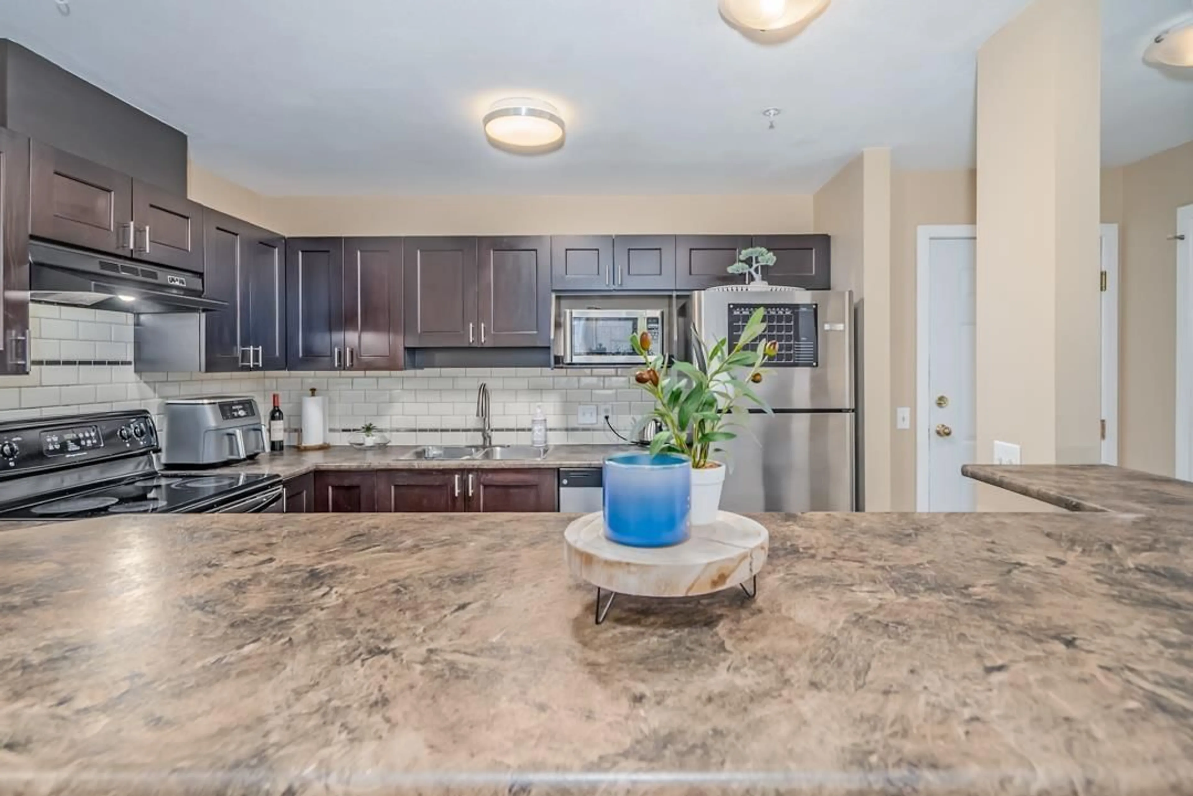 Open concept kitchen, ceramic/tile floor for 401 - 33738 KING RD, Abbotsford British Columbia V2S8J5