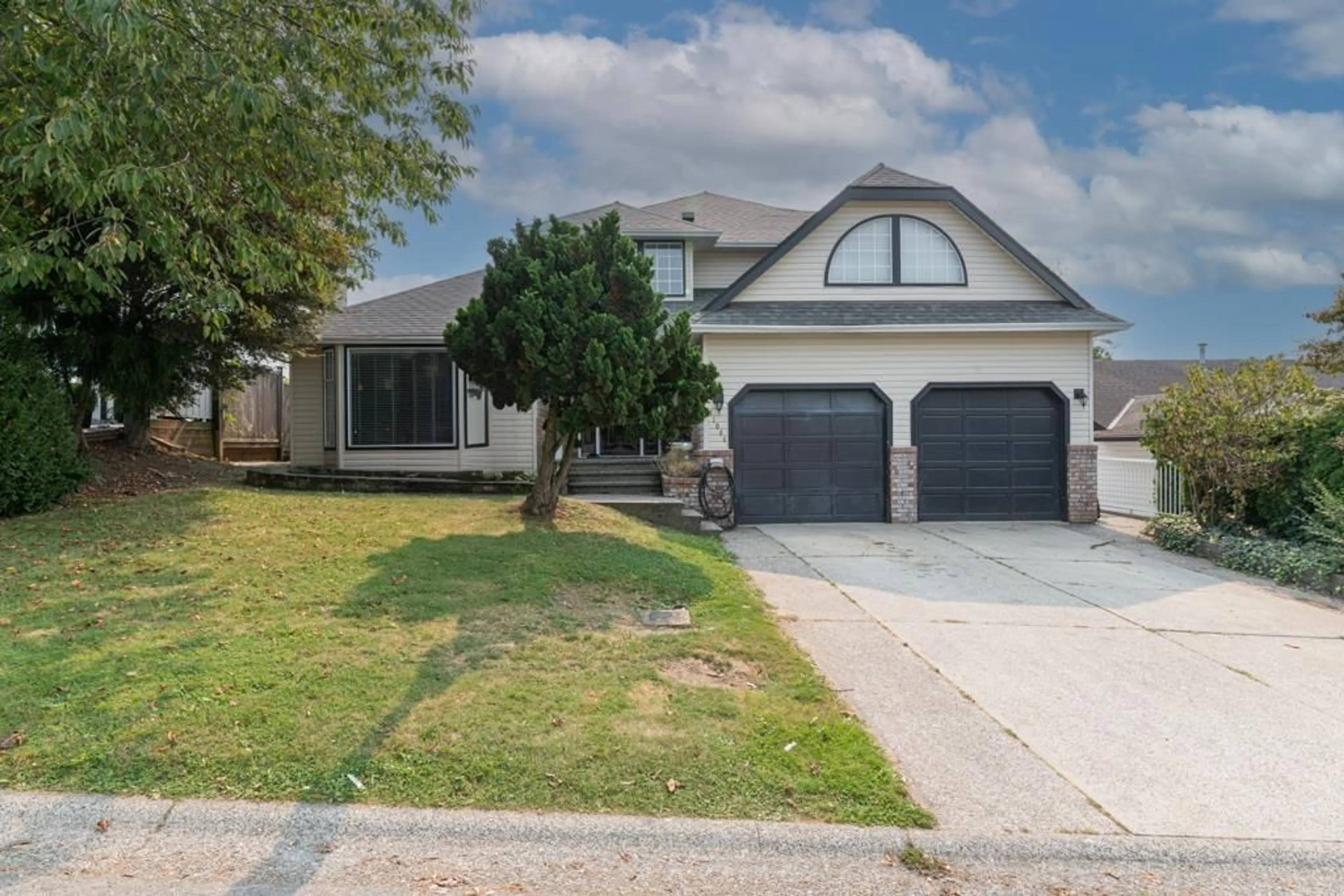 Home with vinyl exterior material, street for 31064 SOUTHERN, Abbotsford British Columbia V2T5K3