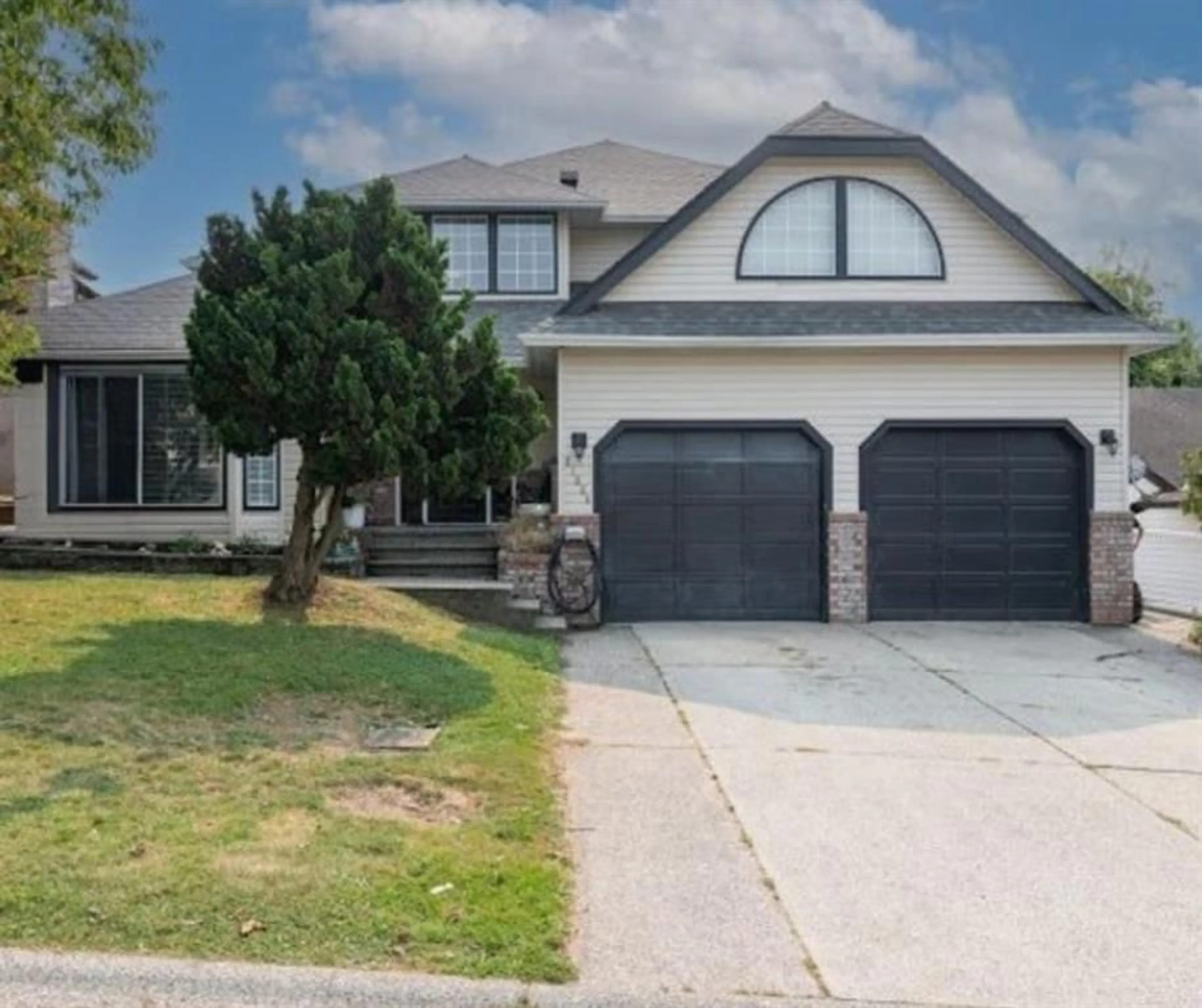 Home with vinyl exterior material, street for 31064 SOUTHERN DRIVE, Abbotsford British Columbia V2T5K3