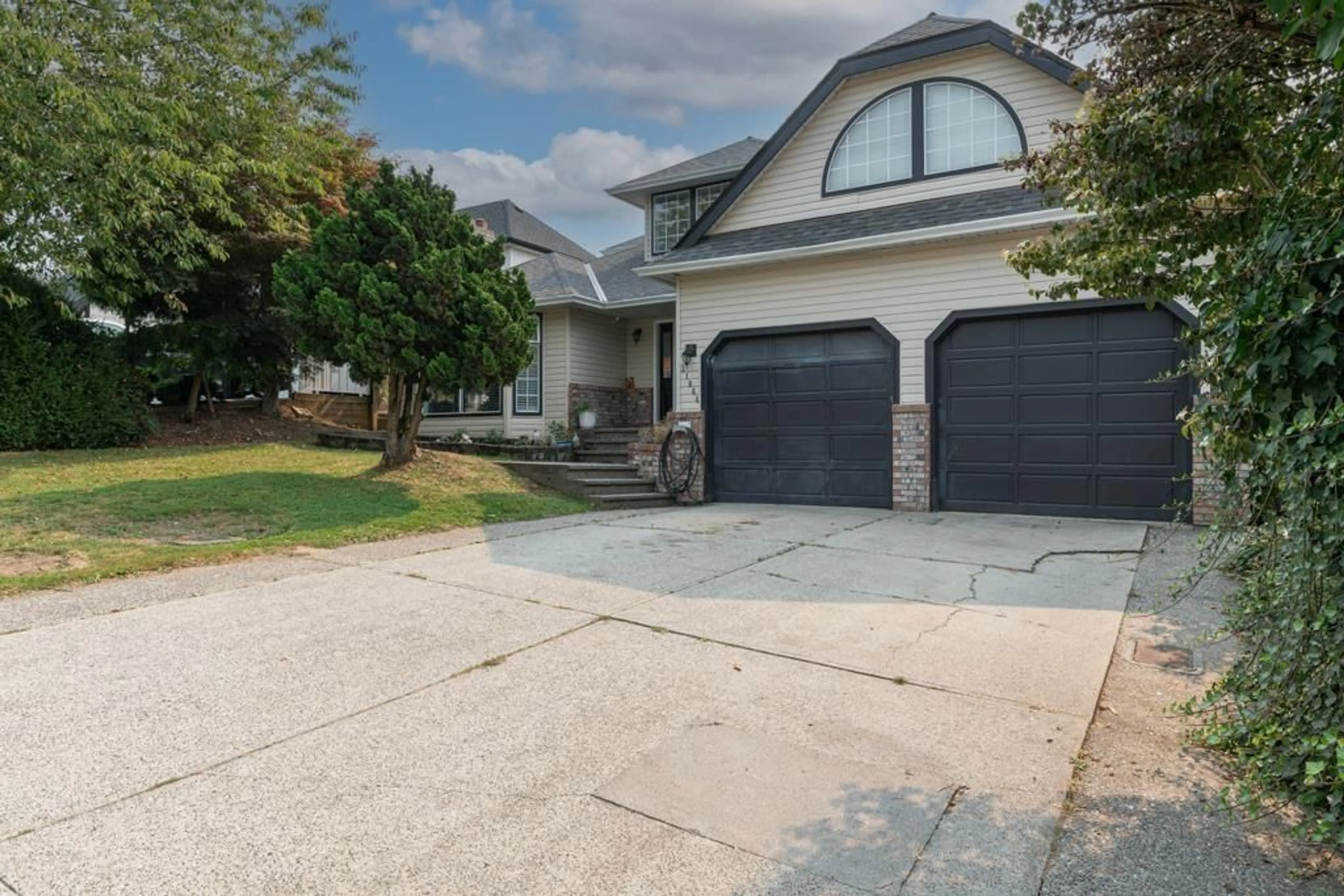 Home with vinyl exterior material, street for 31064 SOUTHERN DRIVE, Abbotsford British Columbia V2T5K3