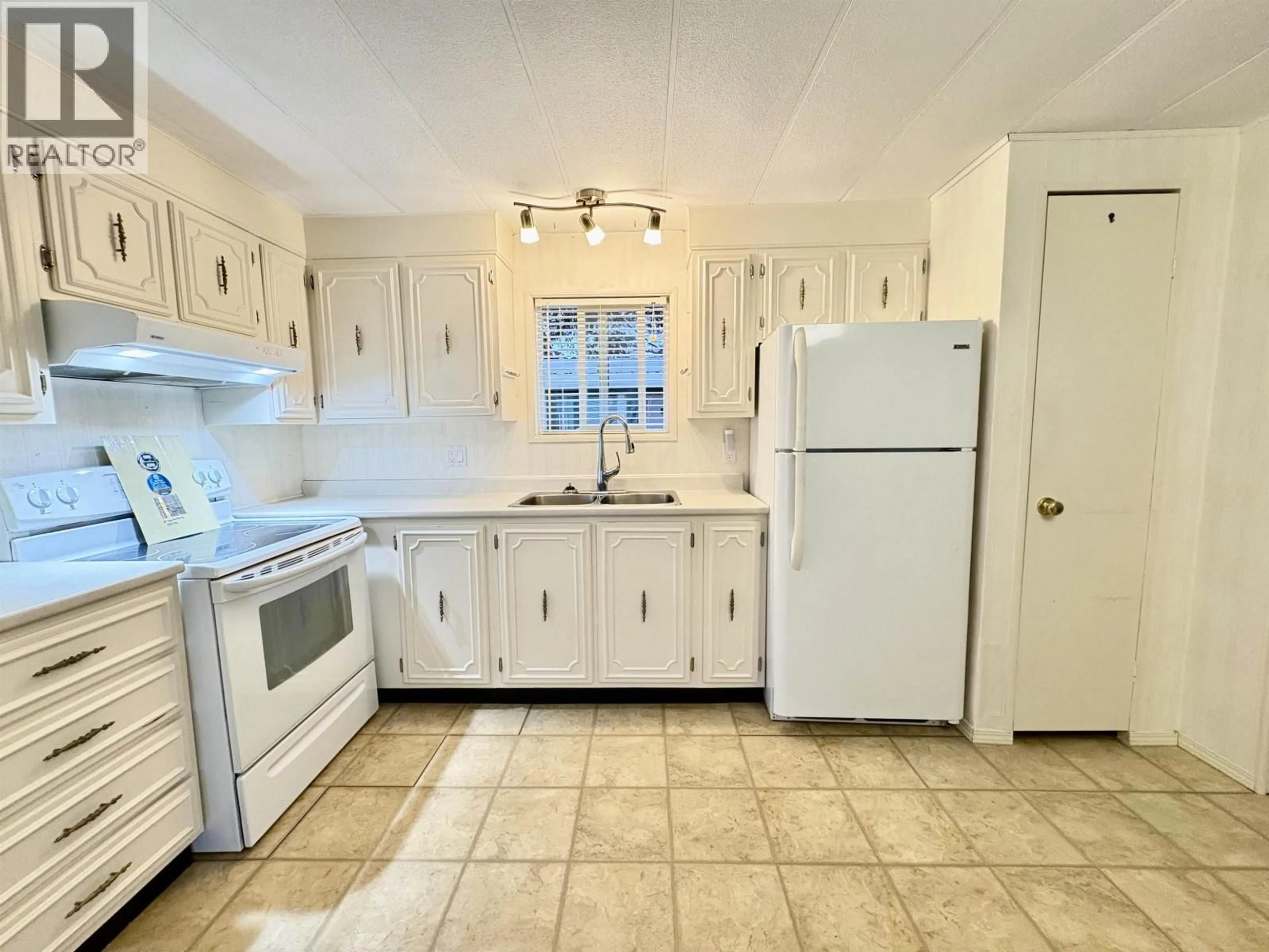 Standard kitchen, ceramic/tile floor for 16 - 7817 97 HIGHWAY, Prince George British Columbia V2N6P6