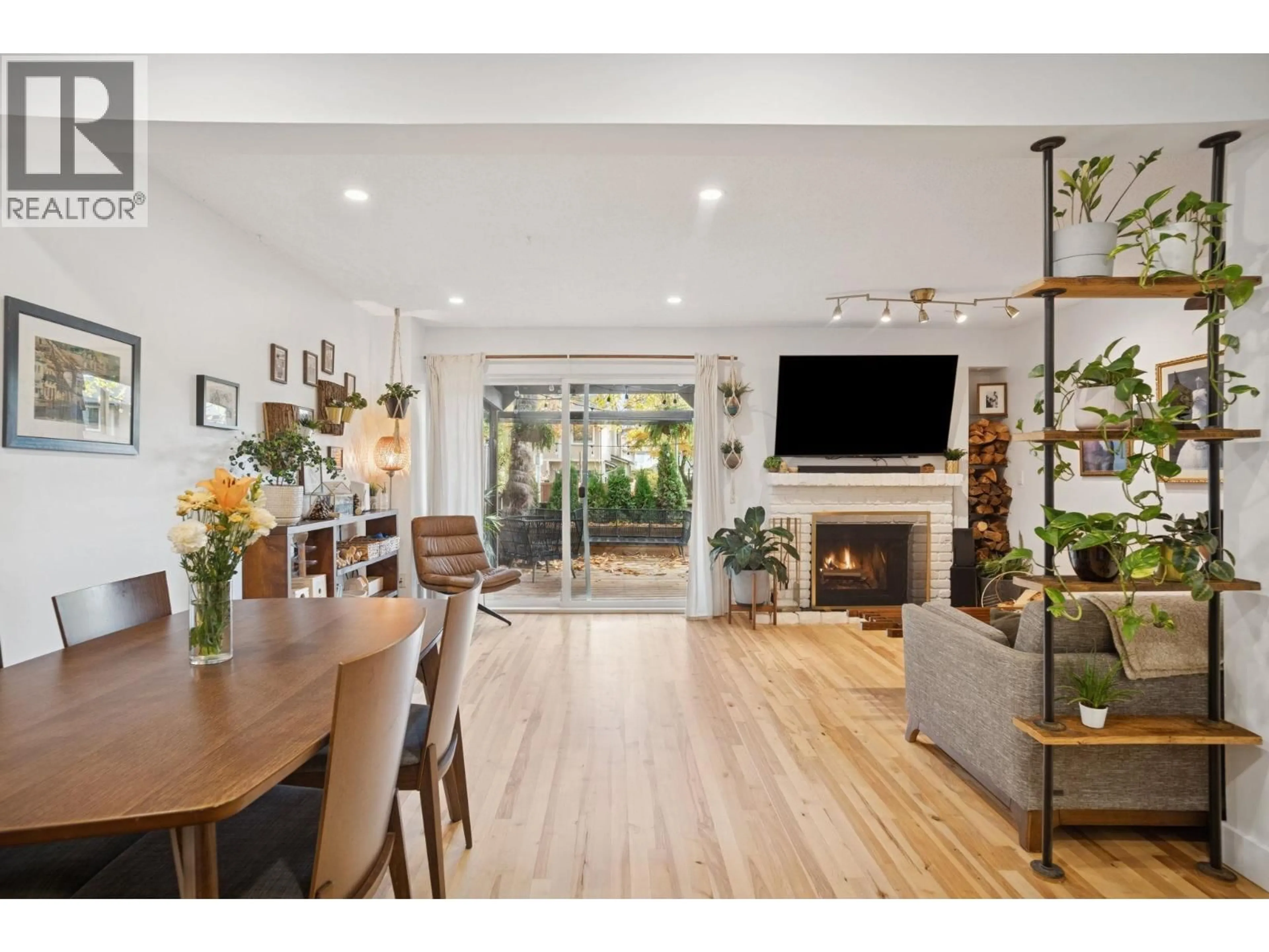 Living room with furniture, wood/laminate floor for 35 - 1140 EAGLERIDGE DRIVE, Coquitlam British Columbia V3E1C2