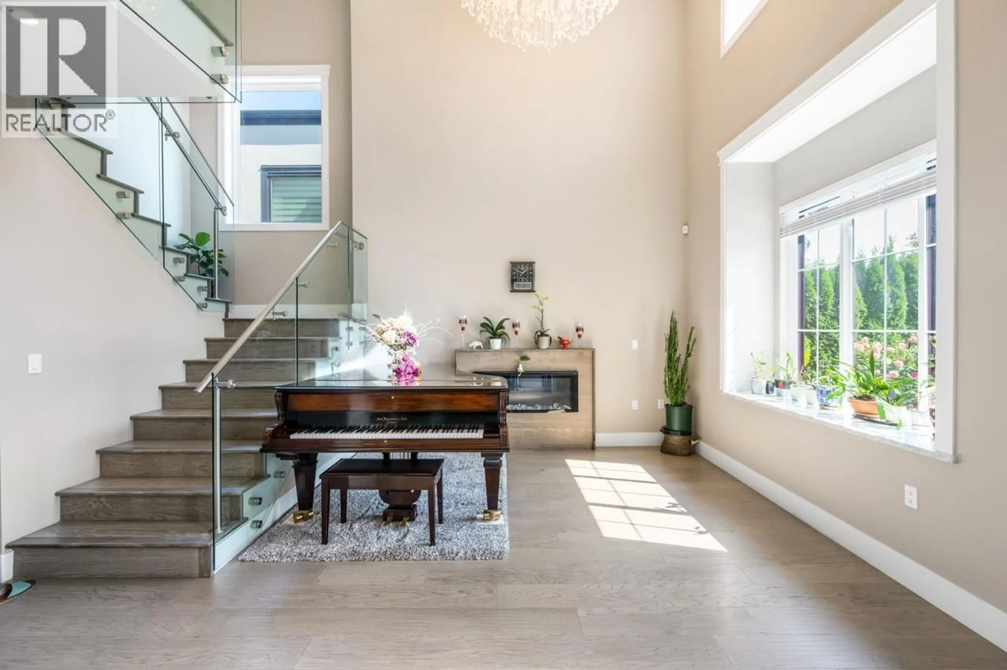 Indoor foyer for 4591 TRIMARAN DRIVE, Richmond British Columbia V7E4R4