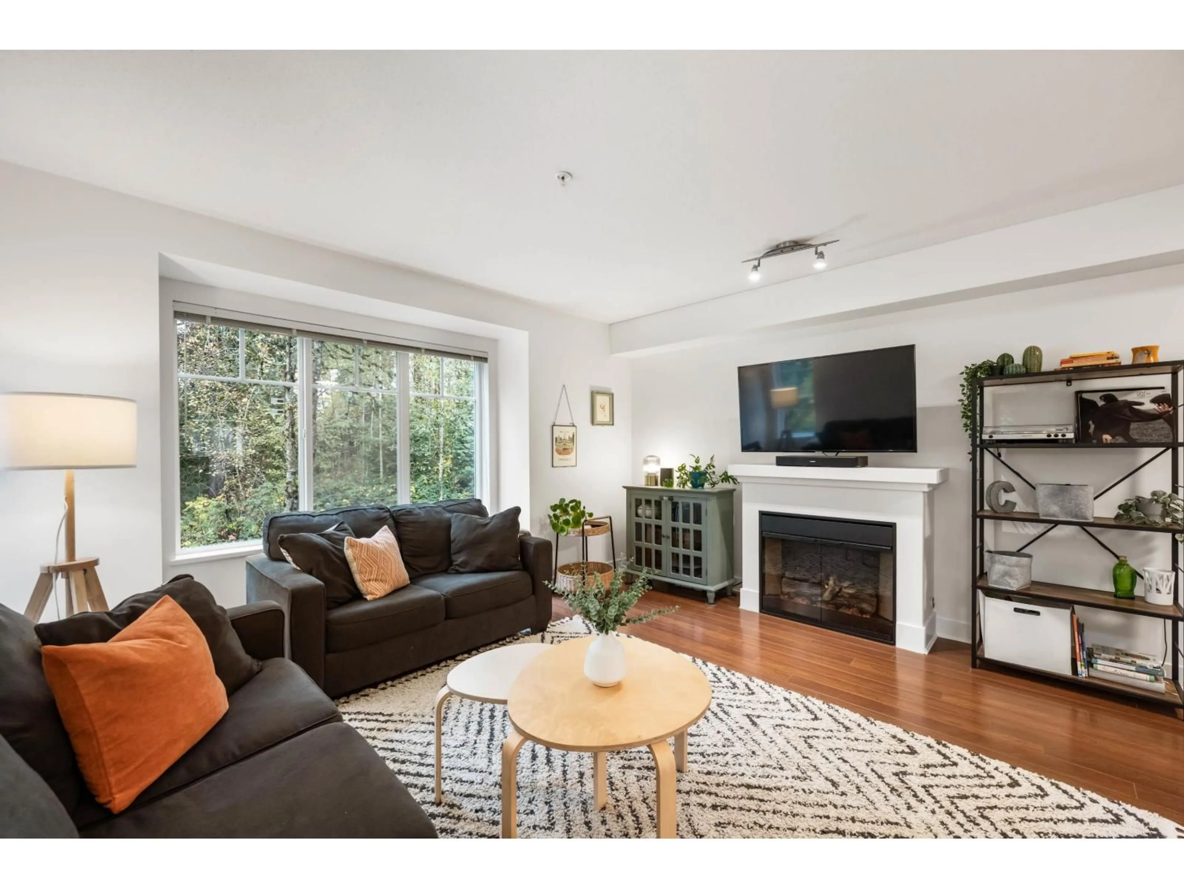 Living room with furniture, wood/laminate floor for 52 - 20038 70, Langley British Columbia V2Y0B4