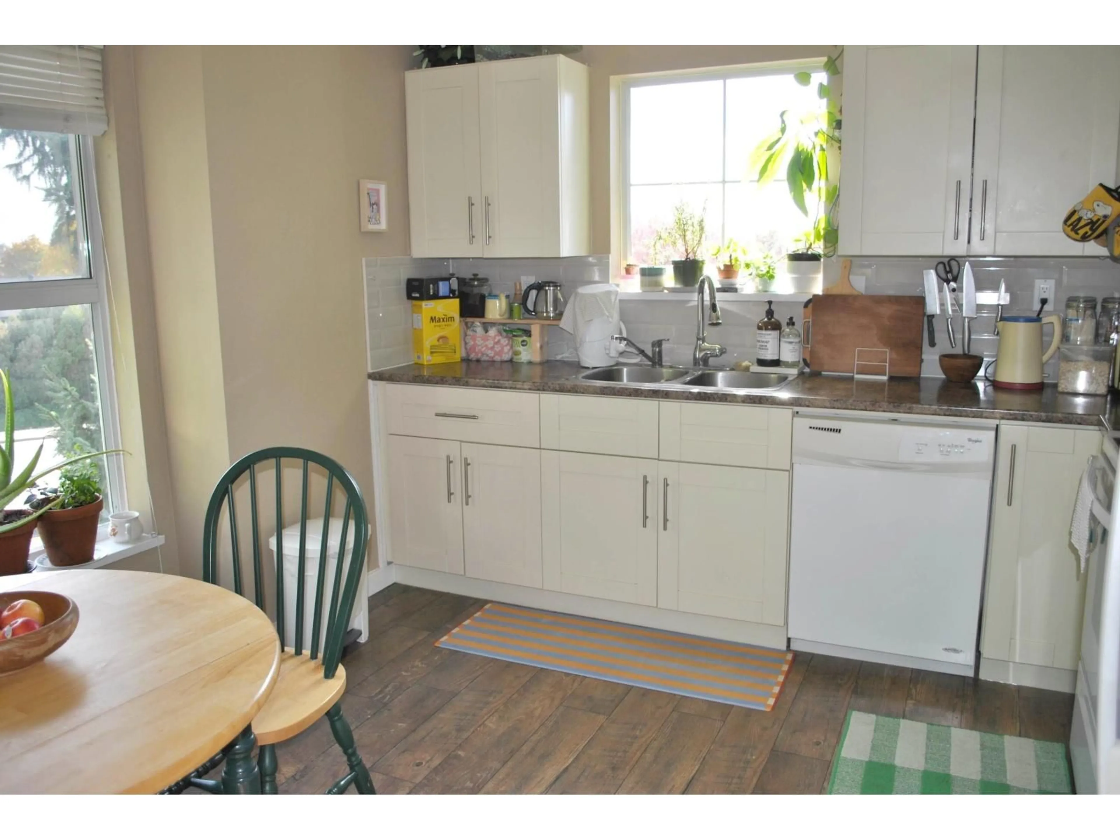 Standard kitchen, unknown for 306 - 15160 108, Surrey British Columbia V3R0V2