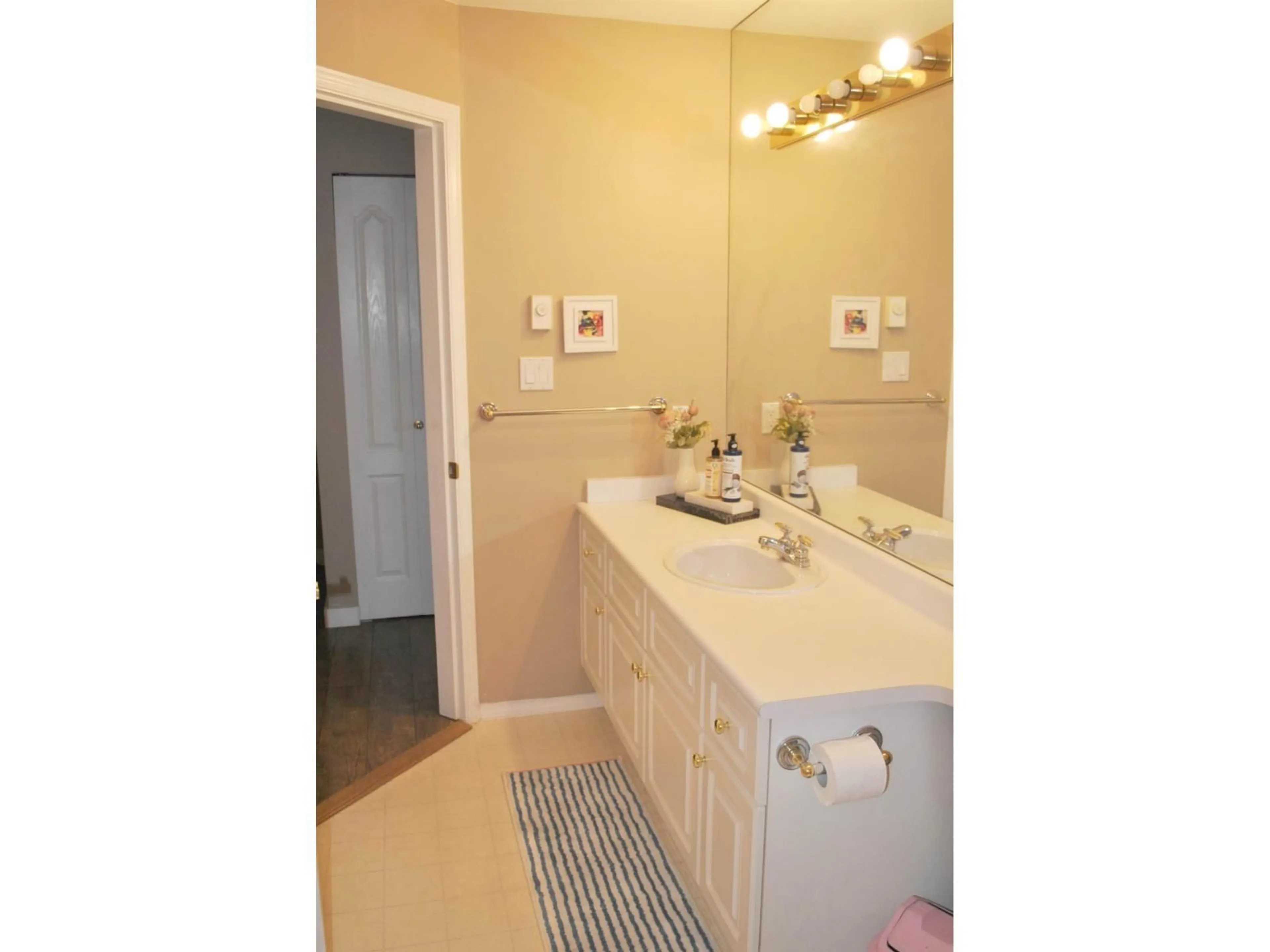 Standard bathroom, ceramic/tile floor for 306 - 15160 108, Surrey British Columbia V3R0V2