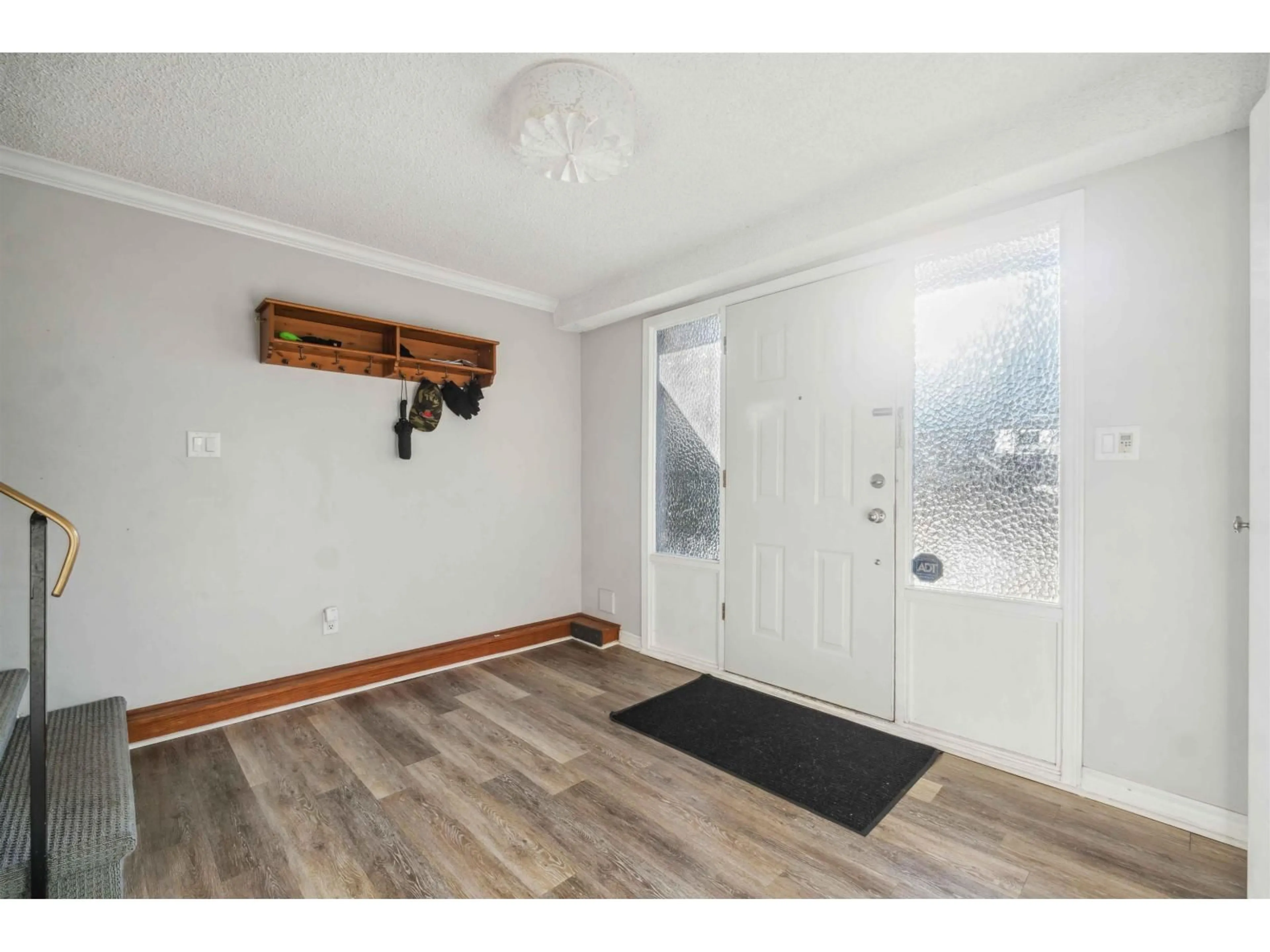 Indoor entryway for 2436 MIDAS, Abbotsford British Columbia V2S4R3