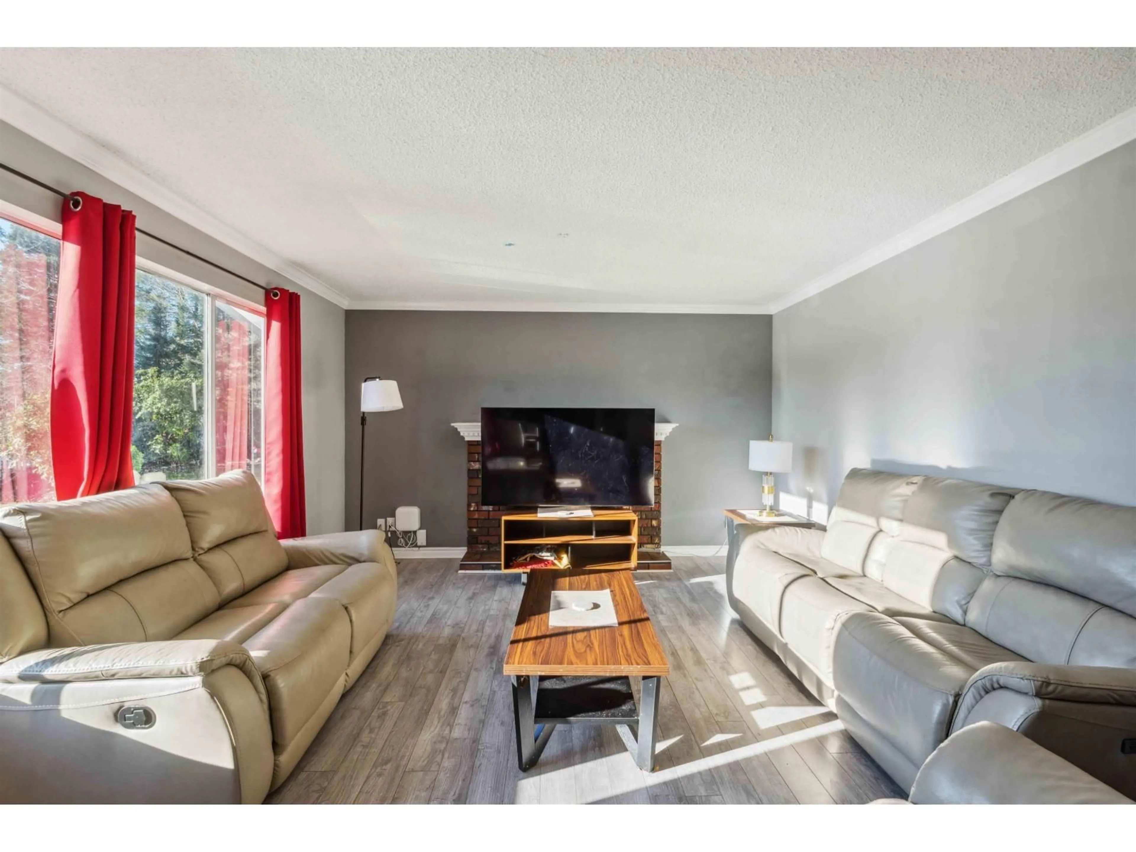 Living room with furniture, wood/laminate floor for 2436 MIDAS, Abbotsford British Columbia V2S4R3