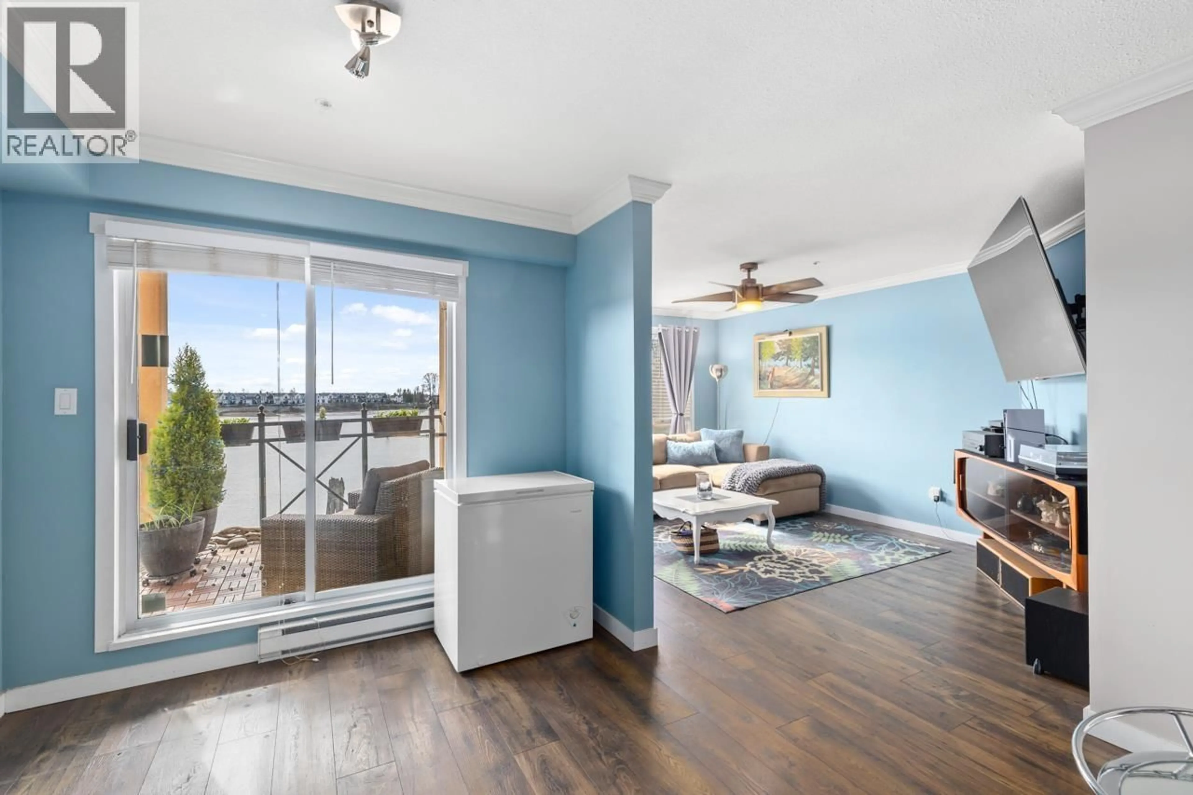 Living room with furniture, wood/laminate floor for 312 - 6 RENAISSANCE SQUARE, New Westminster British Columbia V3M6N8