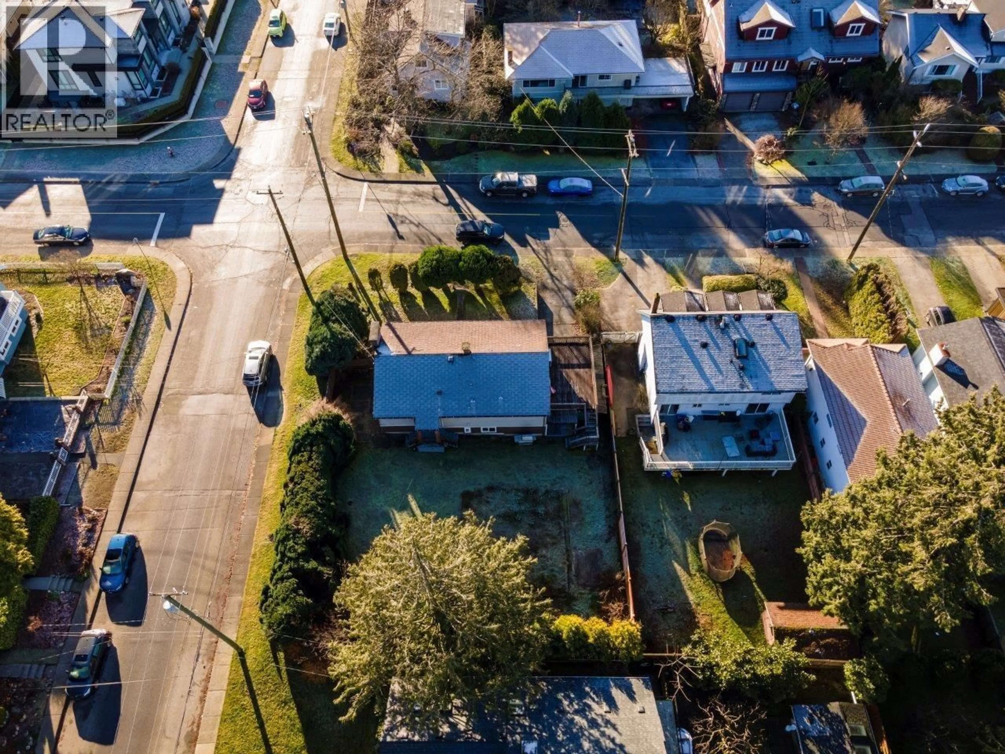 A pic from outside/outdoor area/front of a property/back of a property/a pic from drone, street for 780 16TH STREET, North Vancouver British Columbia V7L2V1