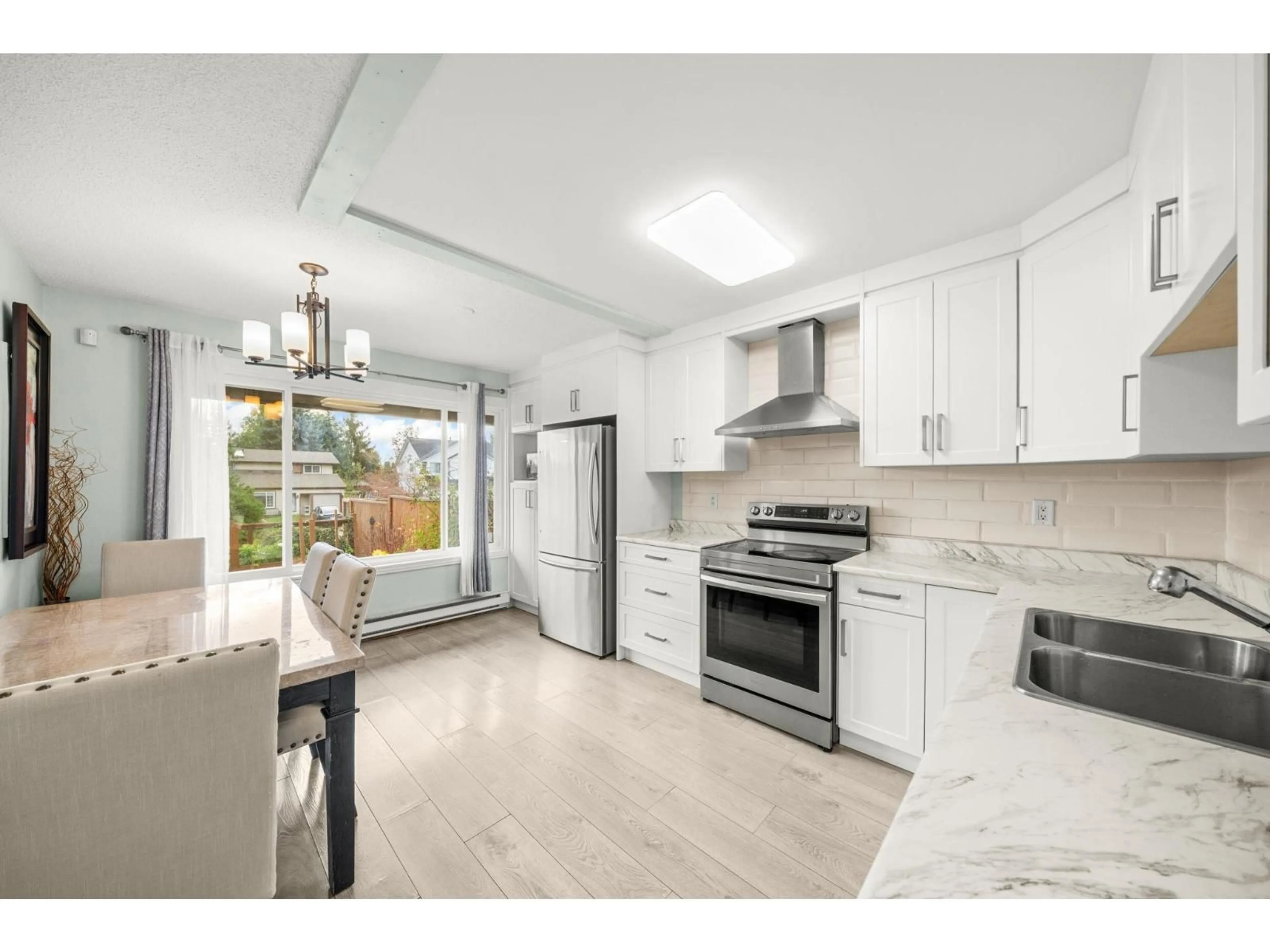 Open concept kitchen, ceramic/tile floor for 2725 SANDON, Abbotsford British Columbia V2S7J3