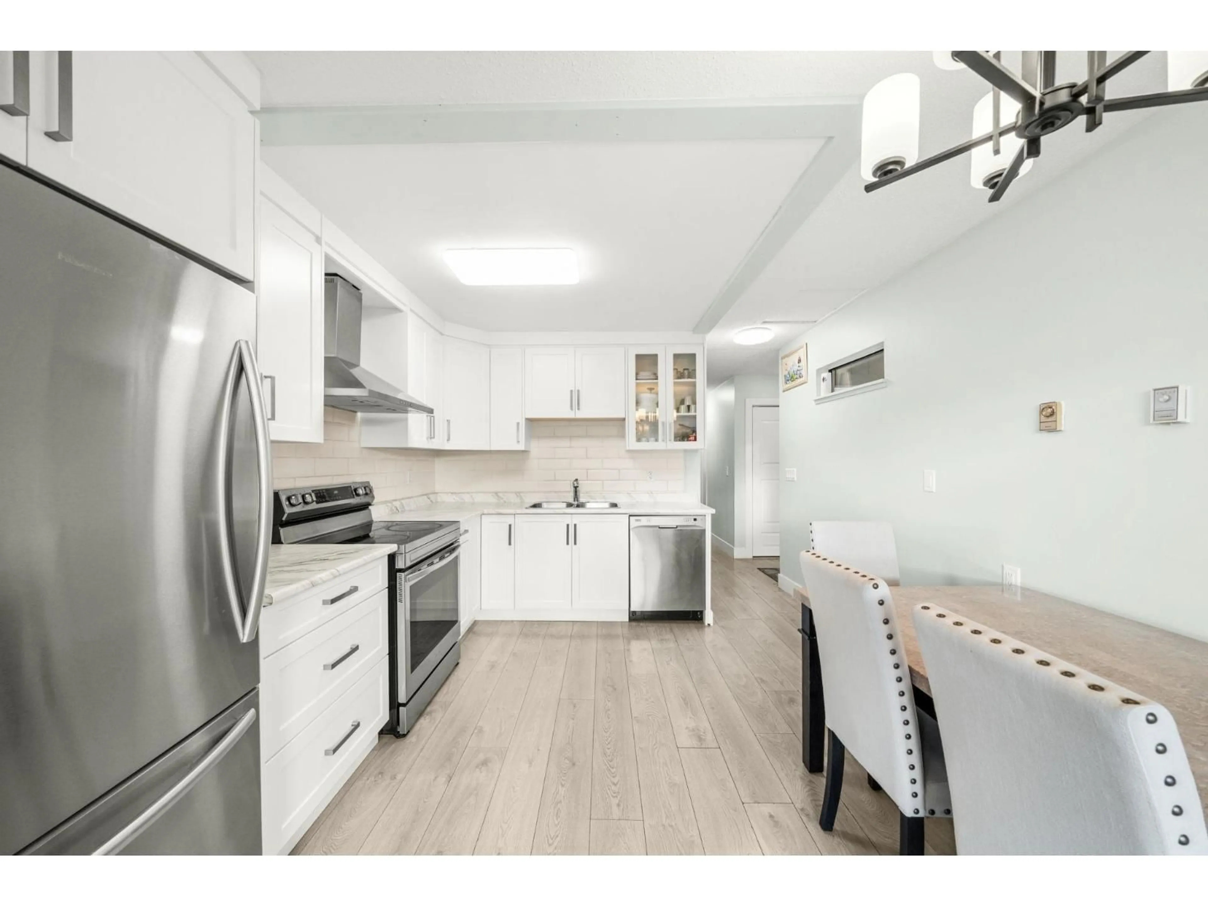 Open concept kitchen, unknown for 2725 SANDON, Abbotsford British Columbia V2S7J3