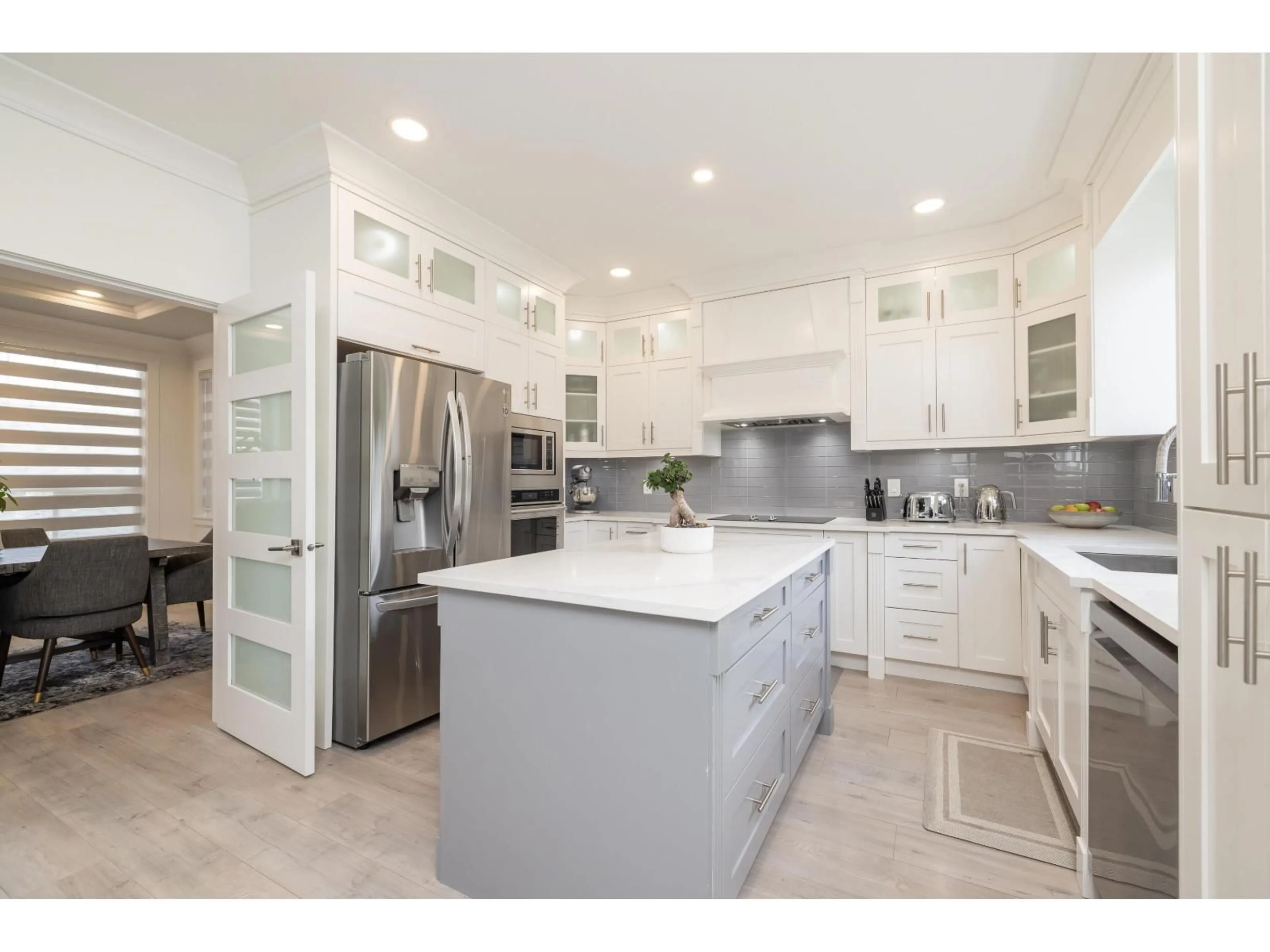 Open concept kitchen, ceramic/tile floor for 6477 189, Surrey British Columbia V3S8V4