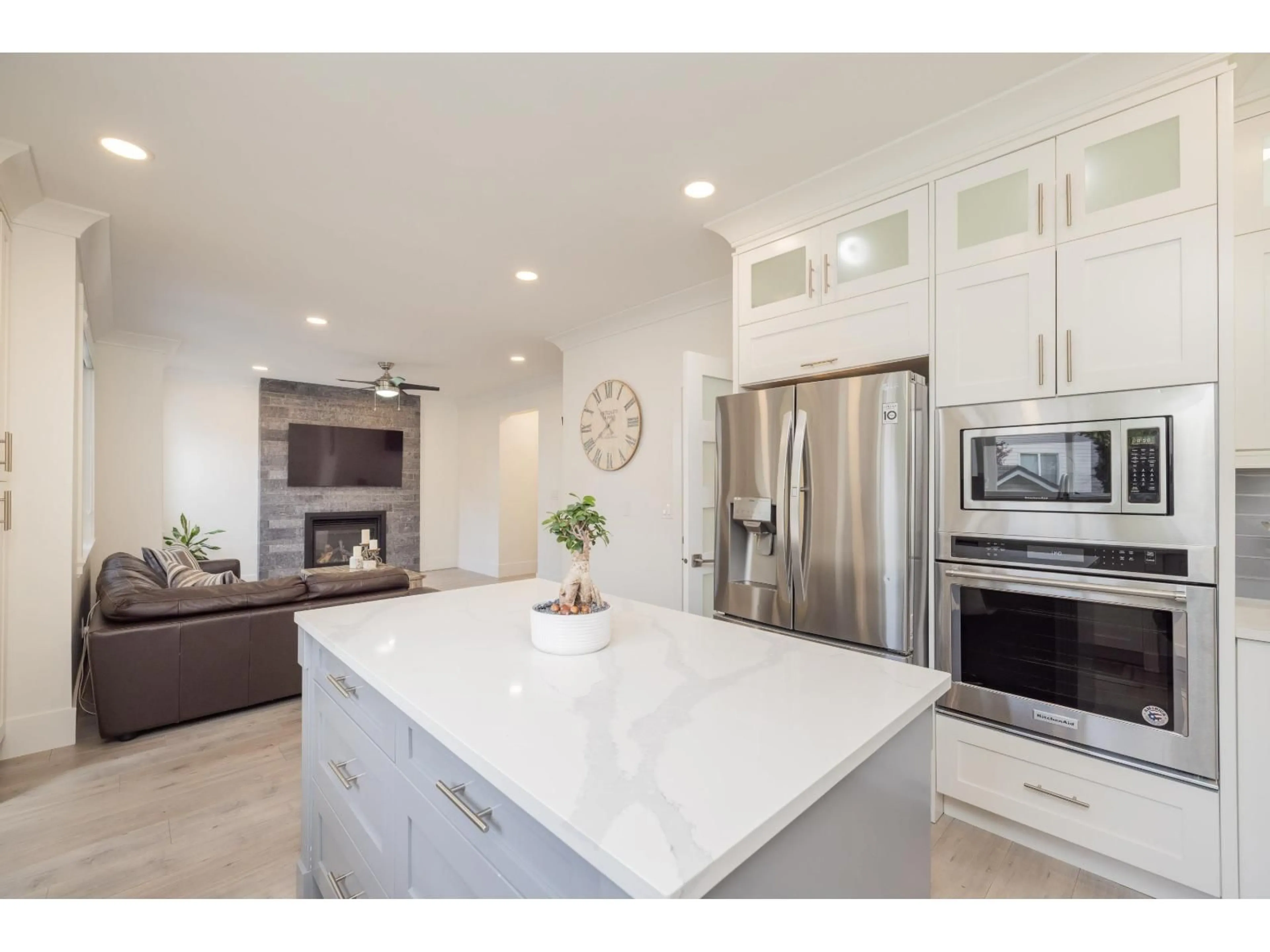 Open concept kitchen, ceramic/tile floor for 6477 189, Surrey British Columbia V3S8V4