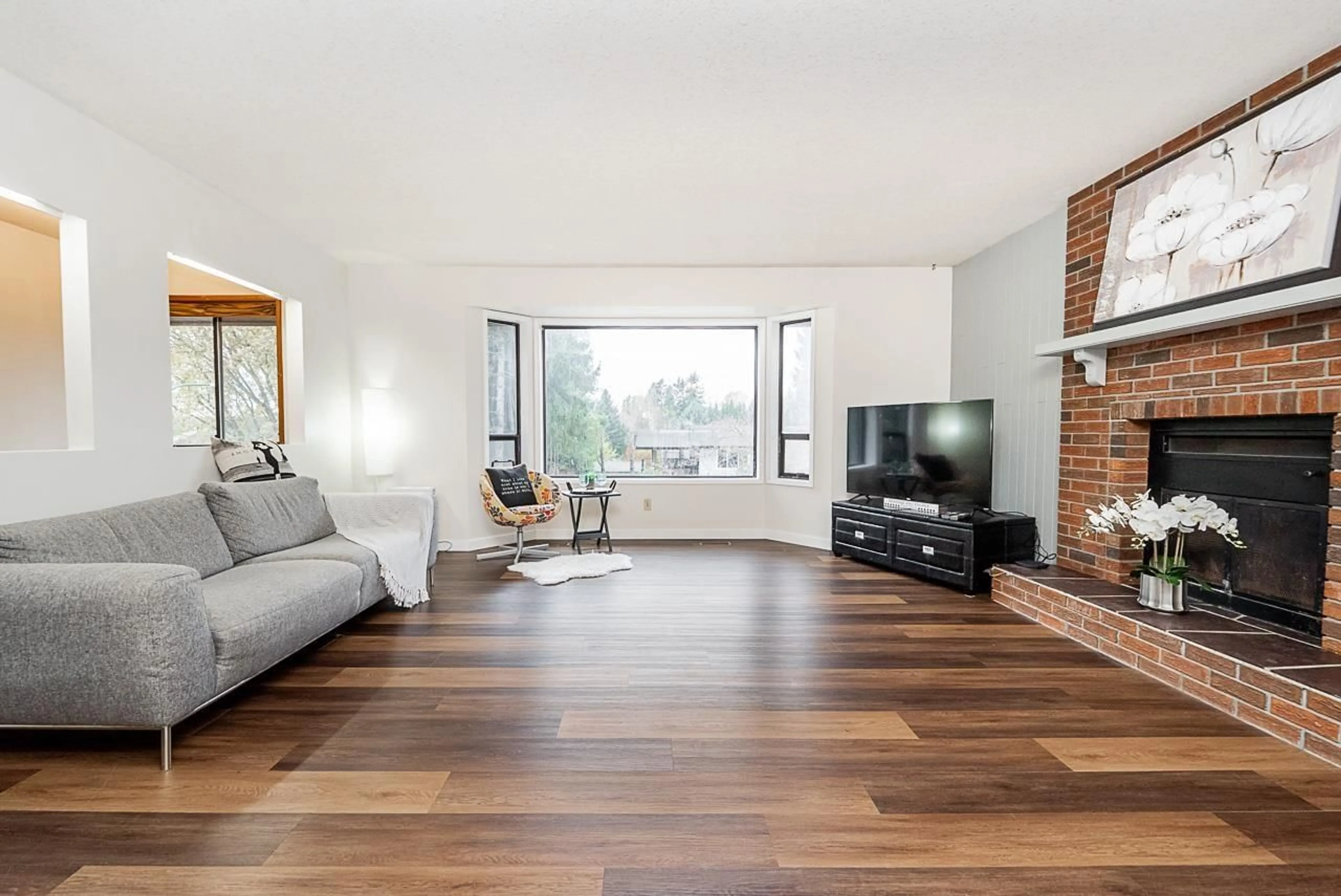 Living room with furniture, wood/laminate floor for 34686 ST MATTHEWS WAY, Abbotsford British Columbia V2S5L3