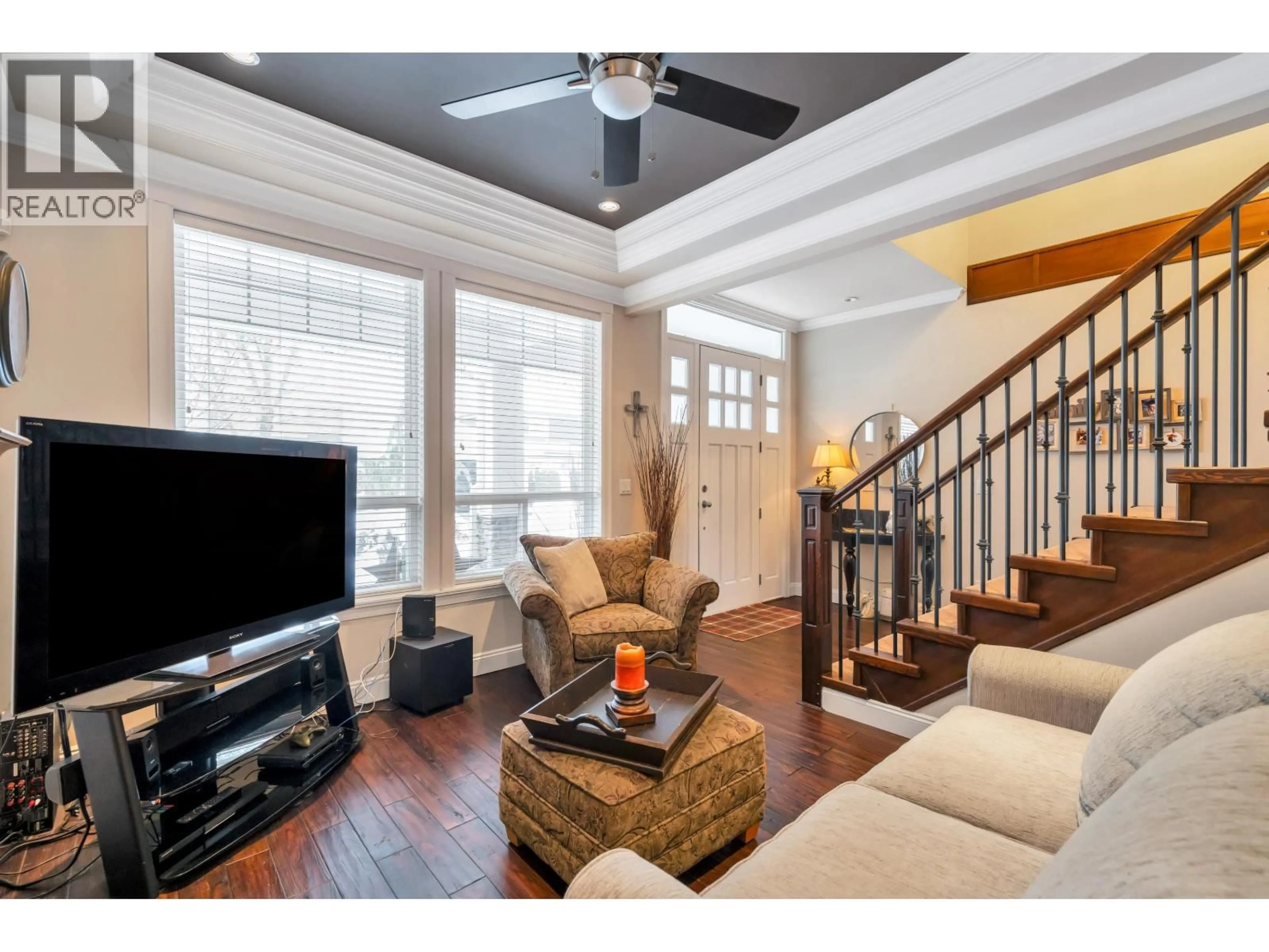 Living room with furniture, wood/laminate floor for 5148 BENTLEY LANE, Delta British Columbia V4K0A8