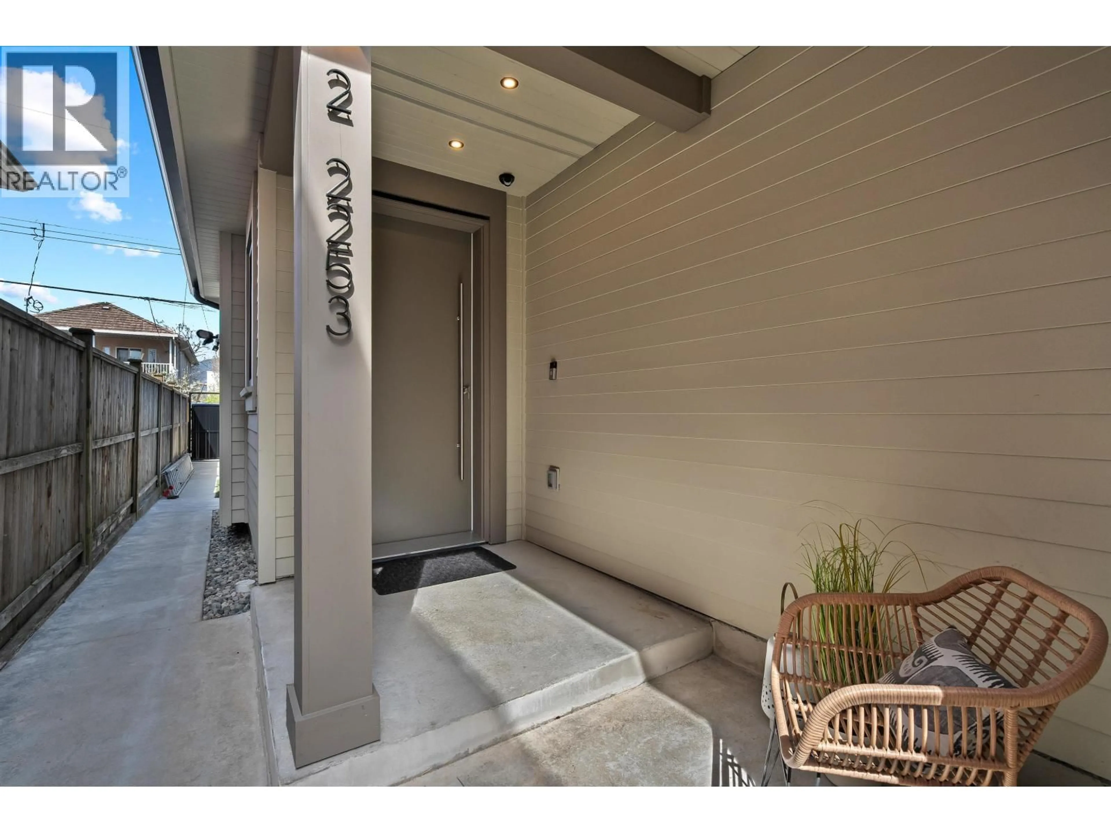 Indoor entryway for 2 - 2253 GRANT STREET, Vancouver British Columbia V5L2Z6