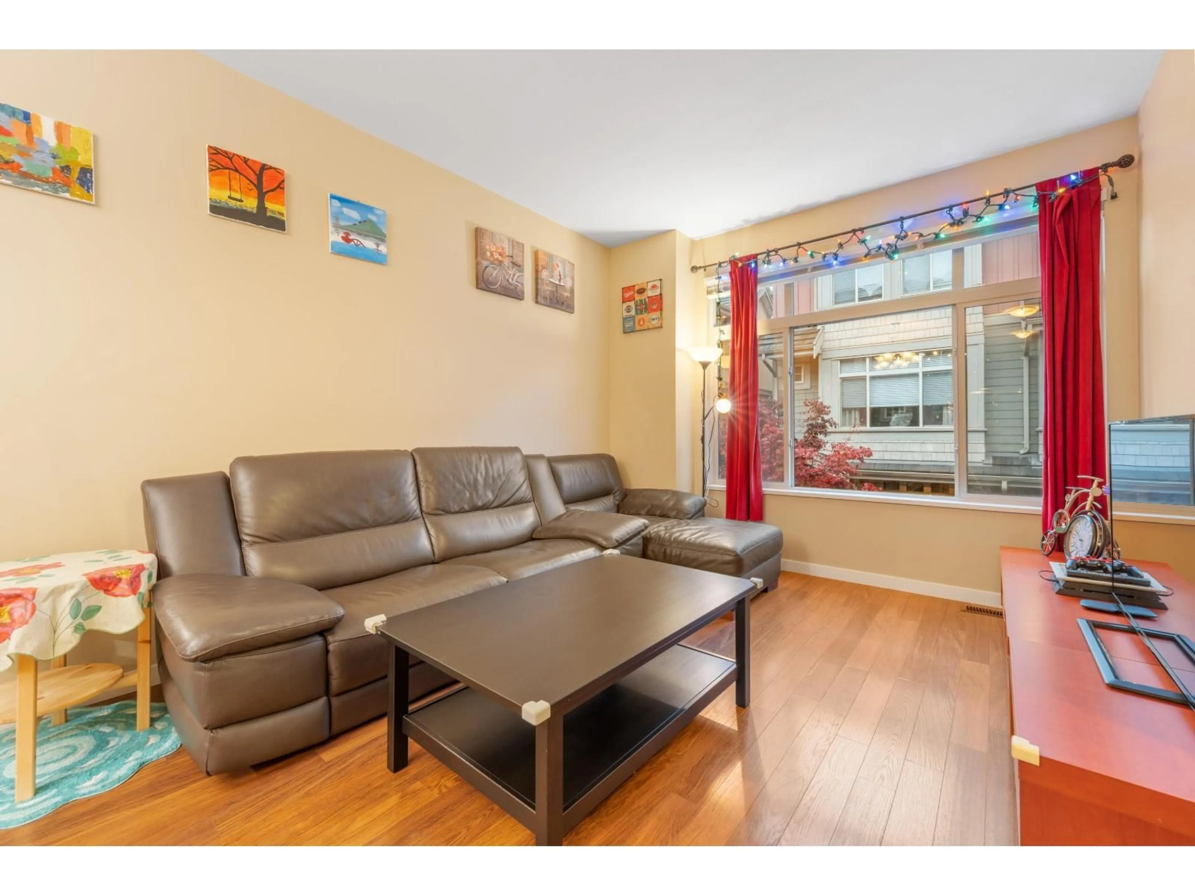 Living room with furniture, wood/laminate floor for 42 - 15151 34, Surrey British Columbia V3Z4P5