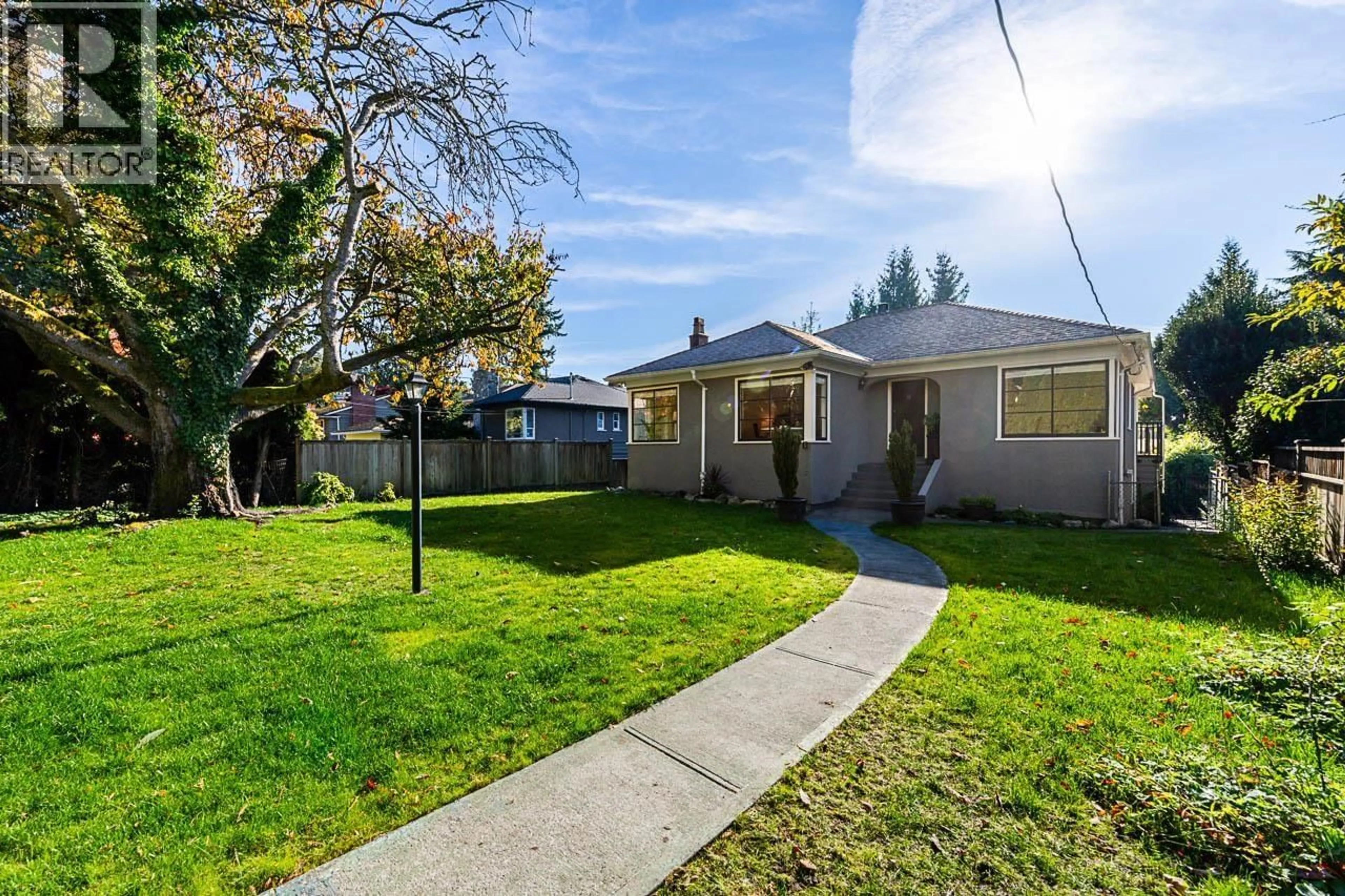 A pic from outside/outdoor area/front of a property/back of a property/a pic from drone, street for 1258 JEFFERSON AVENUE, West Vancouver British Columbia V7T2B1