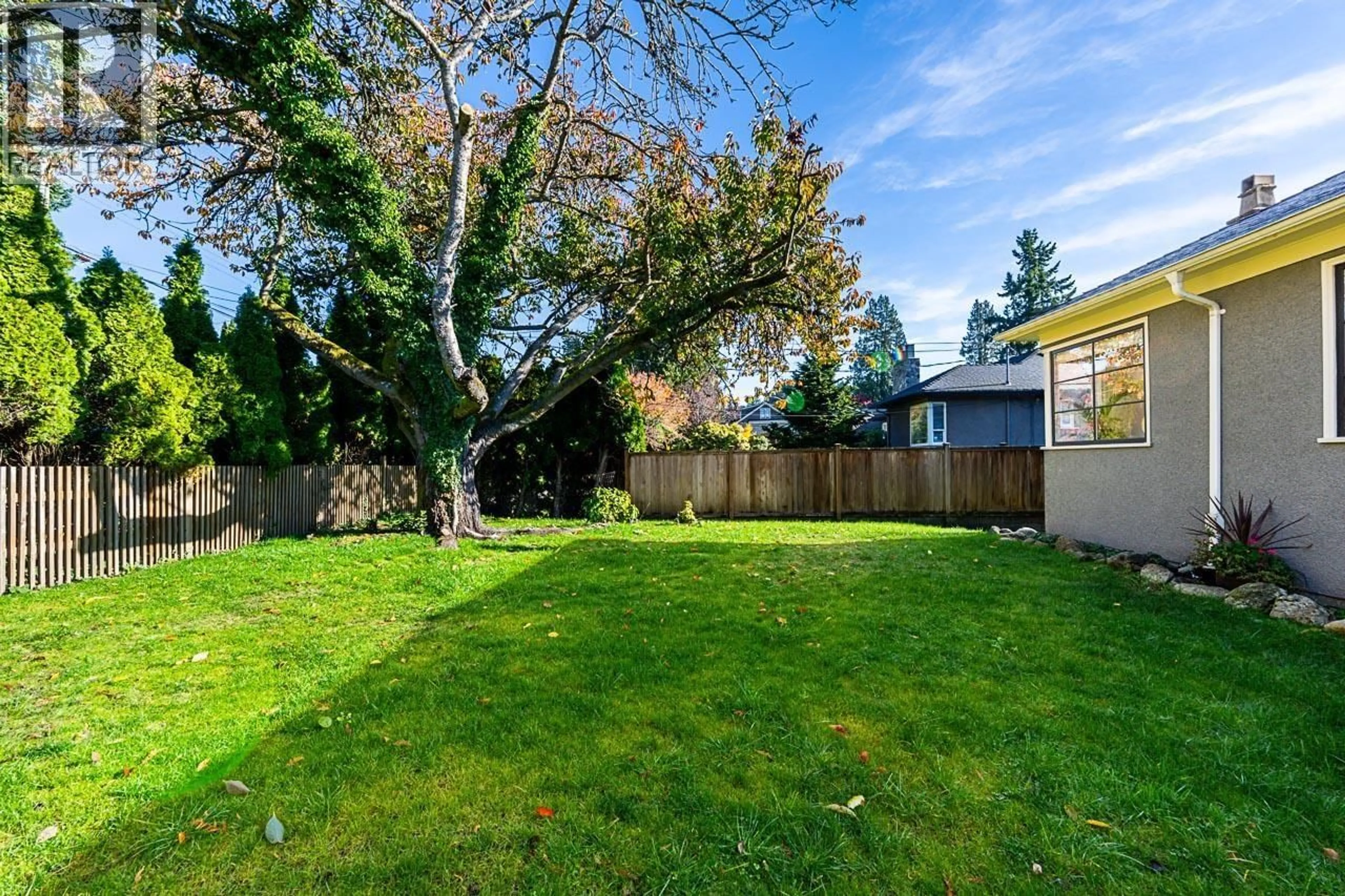 A pic from outside/outdoor area/front of a property/back of a property/a pic from drone, unknown for 1258 JEFFERSON AVENUE, West Vancouver British Columbia V7T2B1