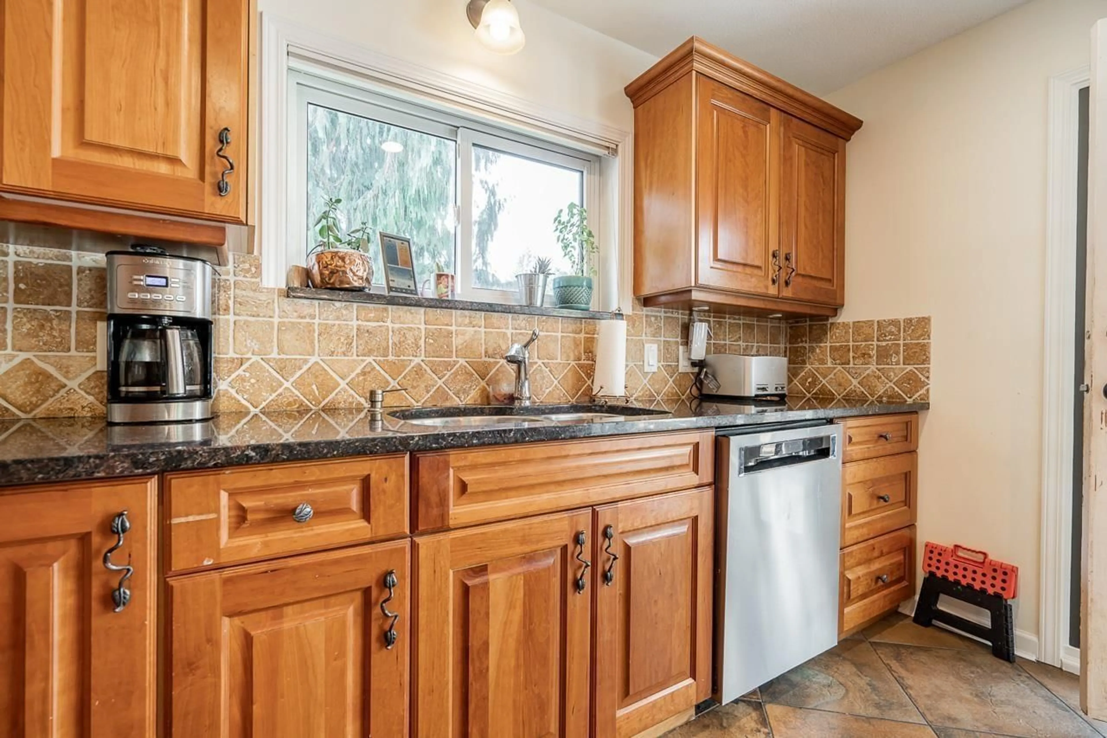 Standard kitchen, ceramic/tile floor for 20383 41, Langley British Columbia V3A5N1