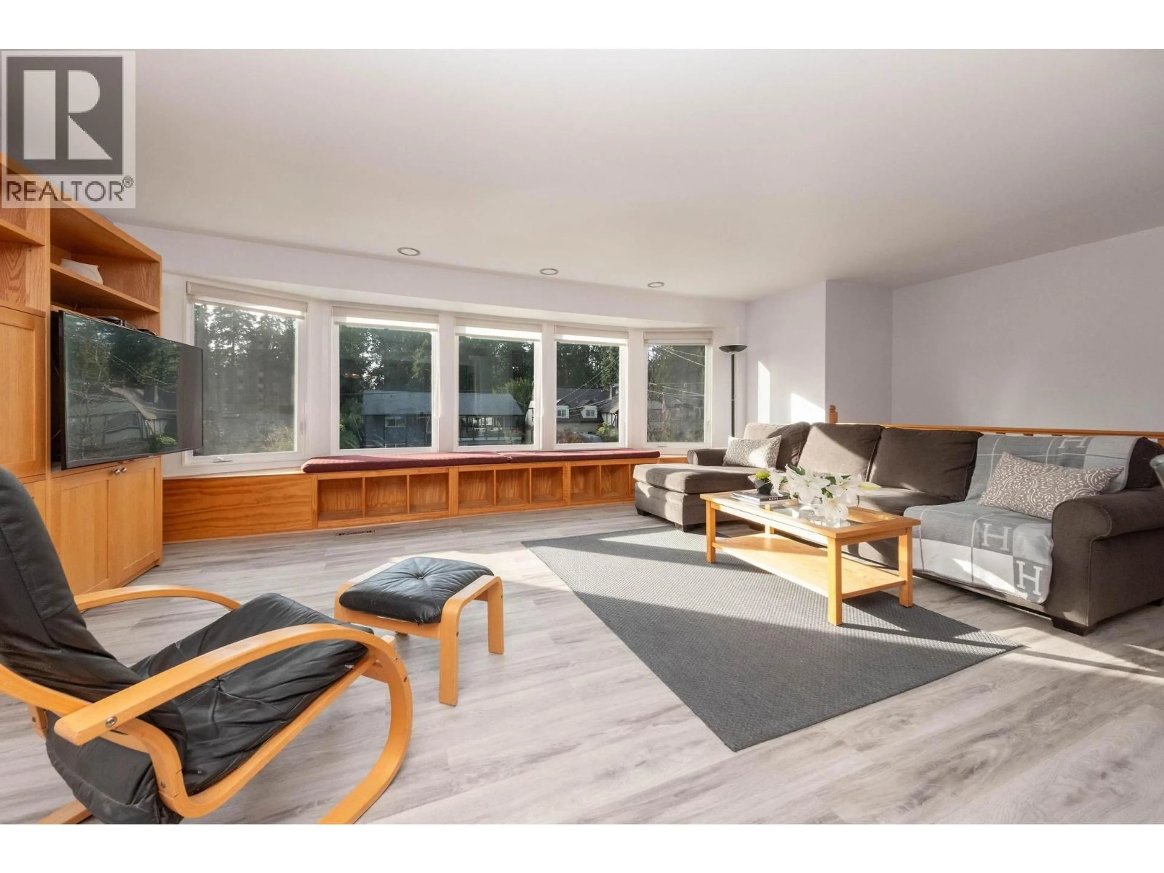 Living room with furniture, wood/laminate floor for 2644 KILMARNOCK CRESCENT, North Vancouver British Columbia V7J2Z5