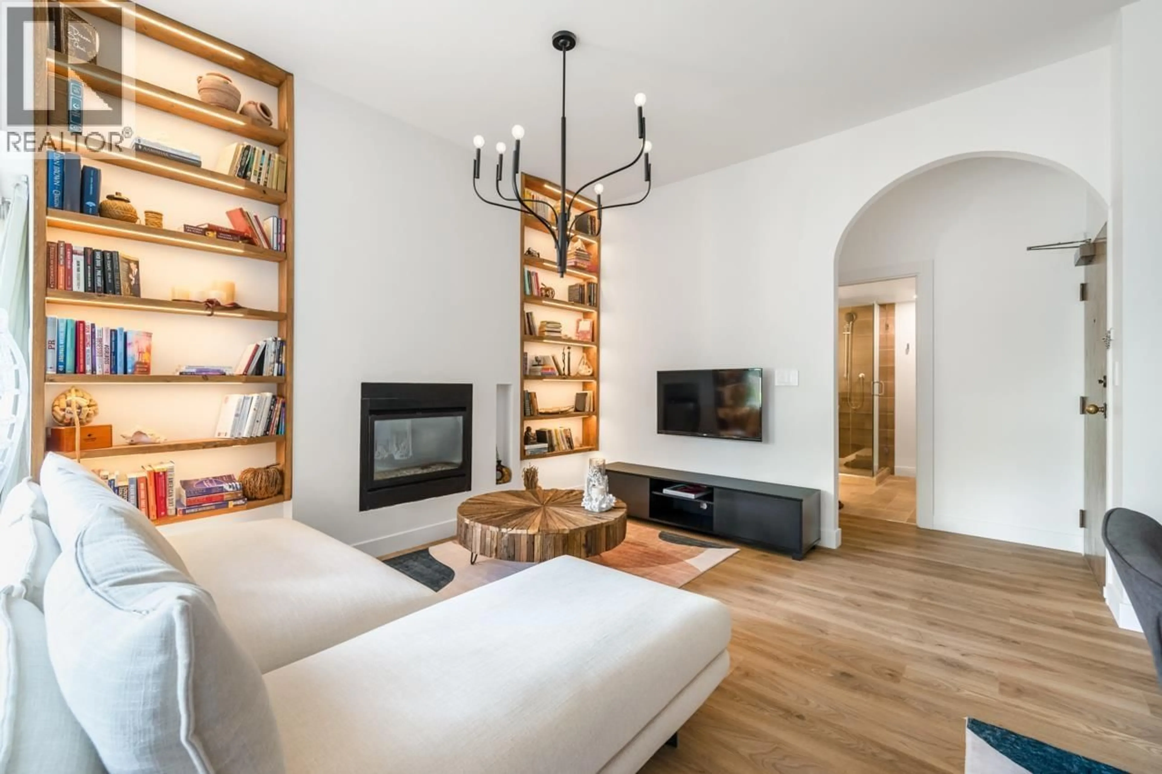 Living room with furniture, wood/laminate floor for 102 - 410 CARNARVON STREET, New Westminster British Columbia V3L5N9