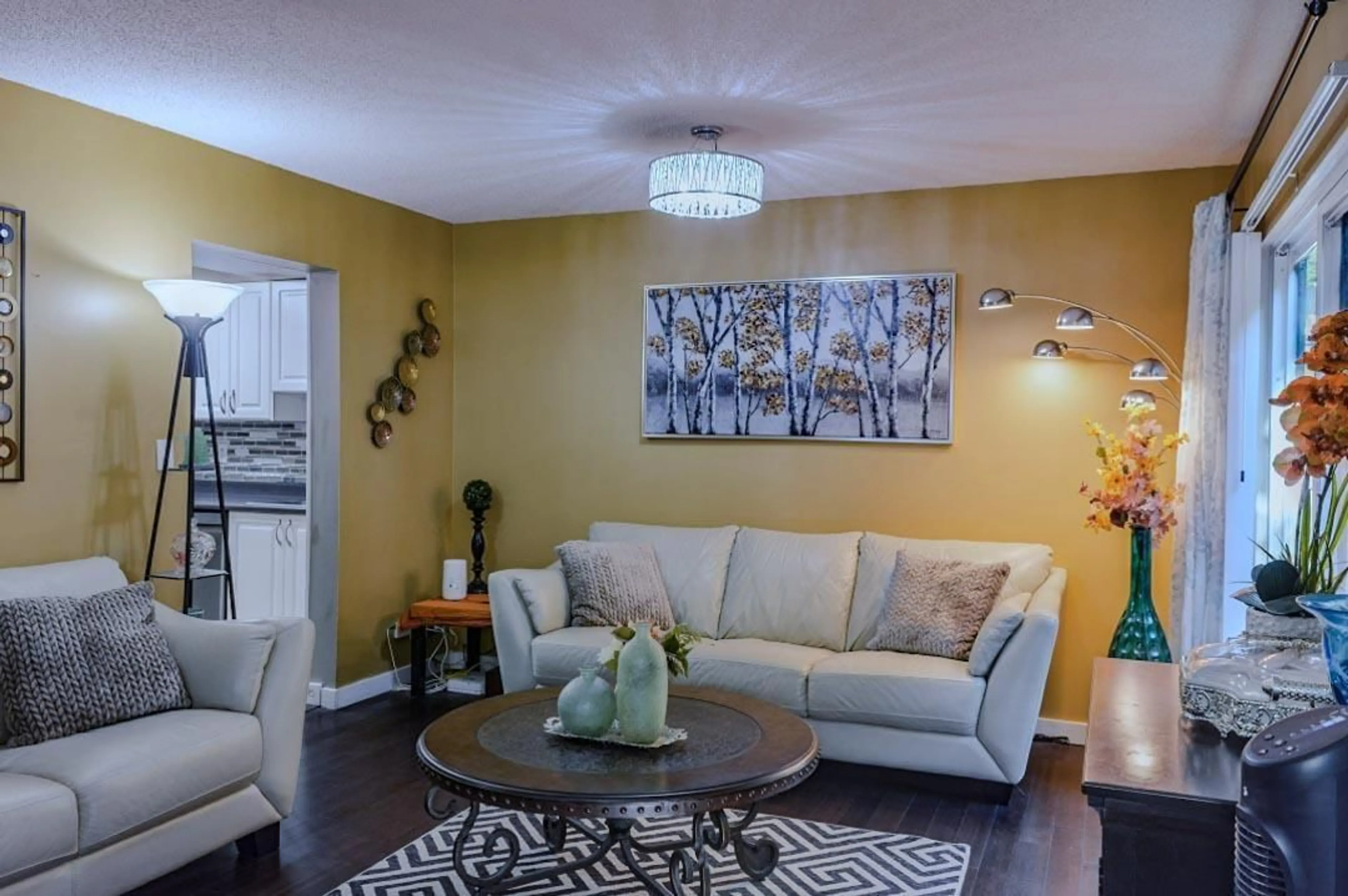 Living room with furniture, wood/laminate floor for 125 - 13880 74 AVENUE, Surrey British Columbia V3W7E6