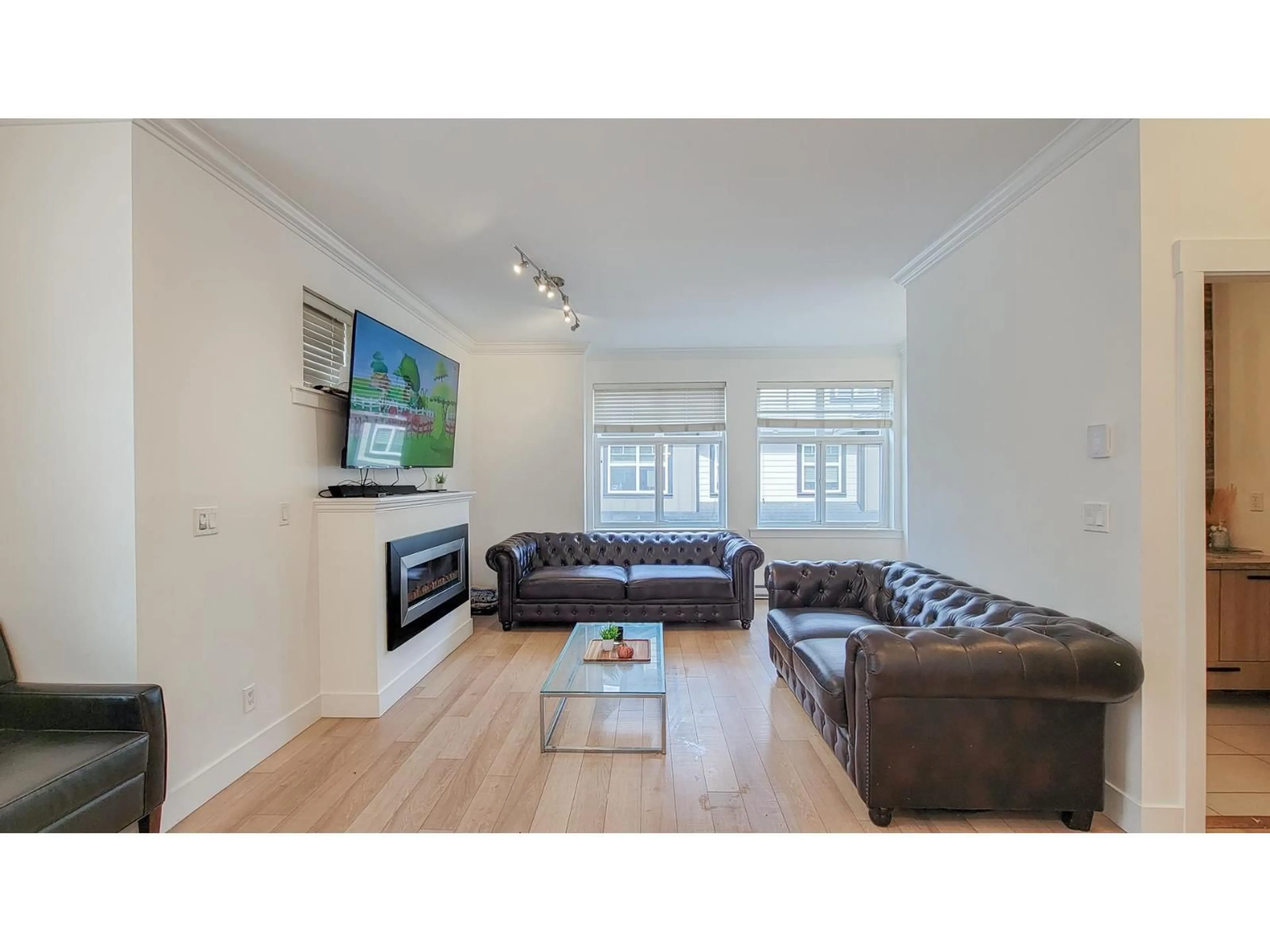 Living room with furniture, wood/laminate floor for 11 - 6350 142 STREET, Surrey British Columbia V3X1B8