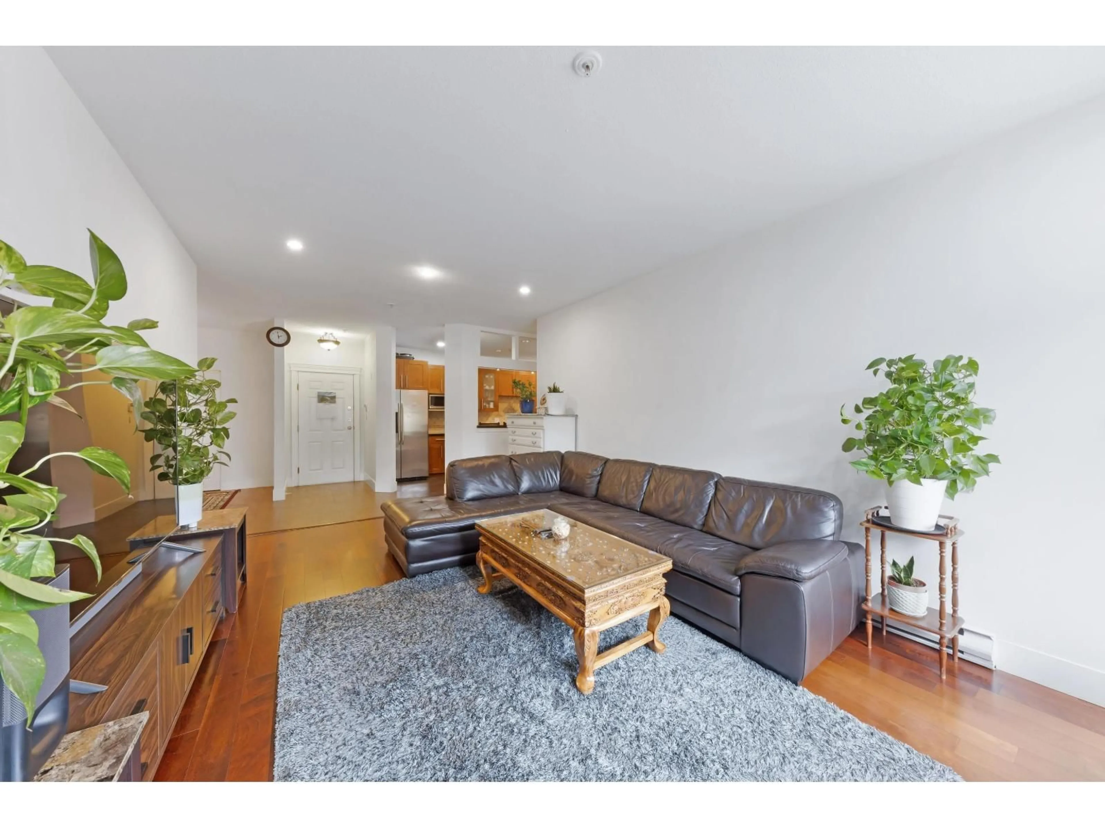 Living room with furniture, wood/laminate floor for 106 - 10665 139 STREET, Surrey British Columbia V3Y4L8