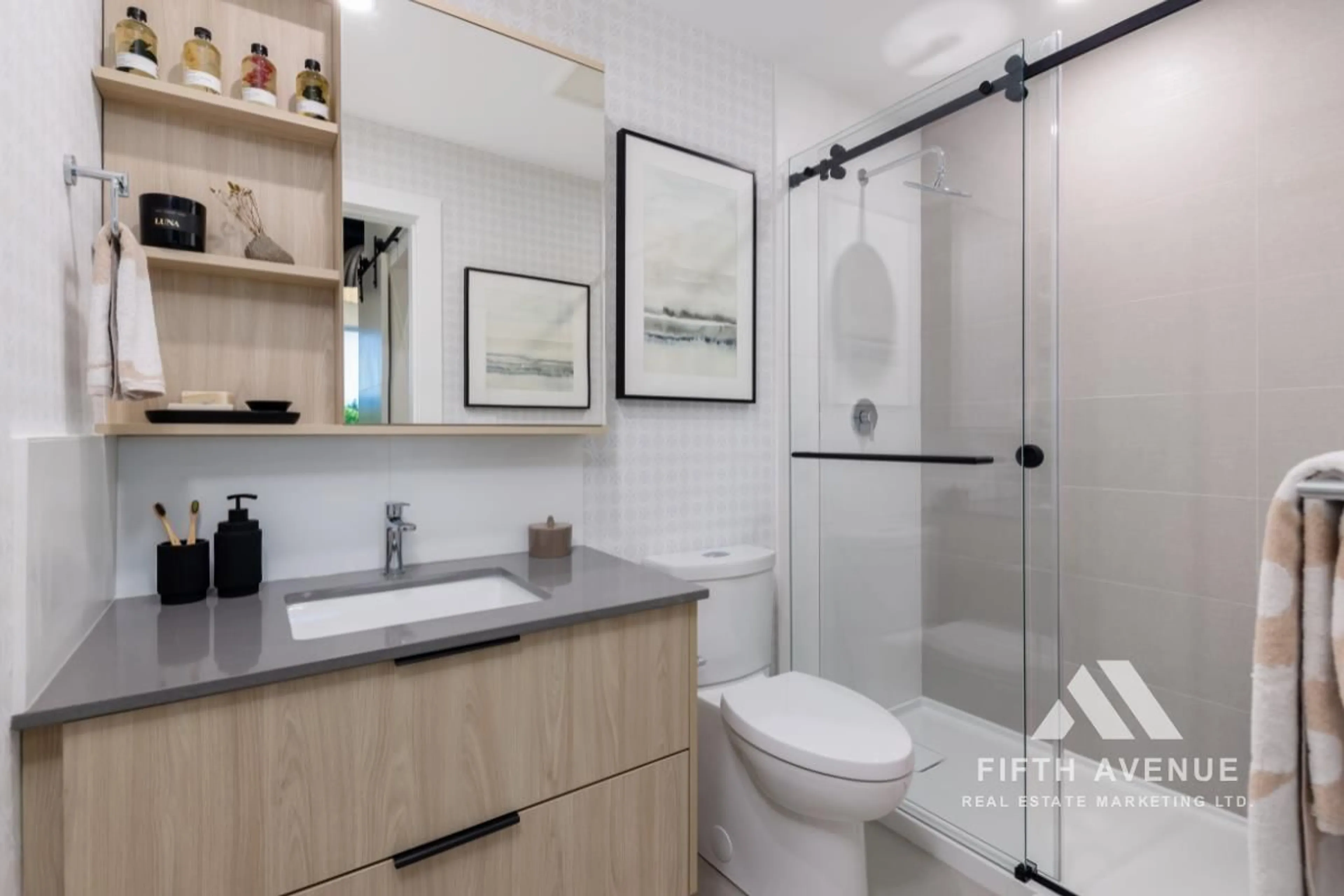 Contemporary bathroom, ceramic/tile floor for 412 - 30490 CARDINAL, Abbotsford British Columbia V2T0A5
