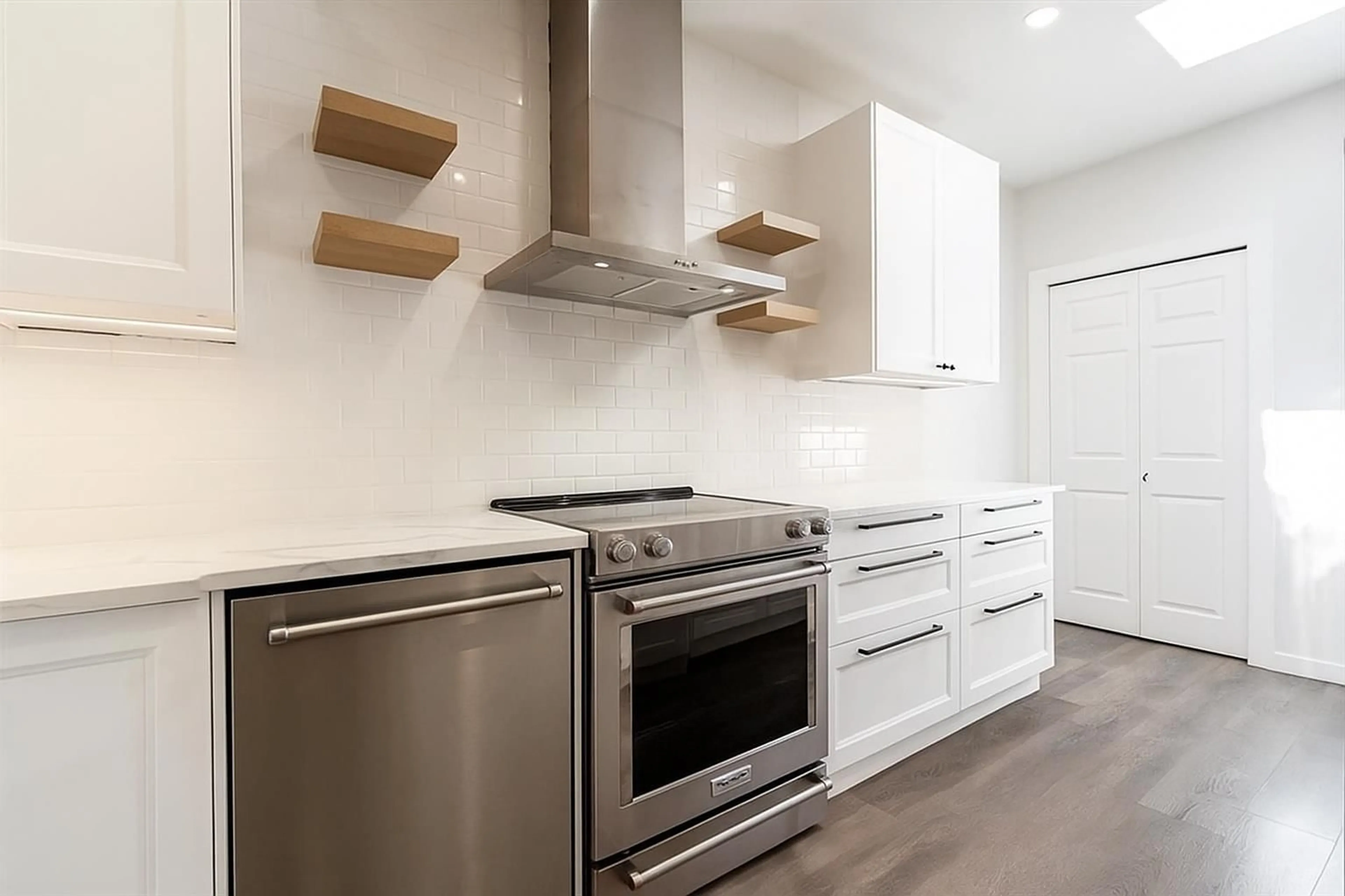 Contemporary kitchen, wood/laminate floor for 307 - 15300 17, Surrey British Columbia V4A8Y6