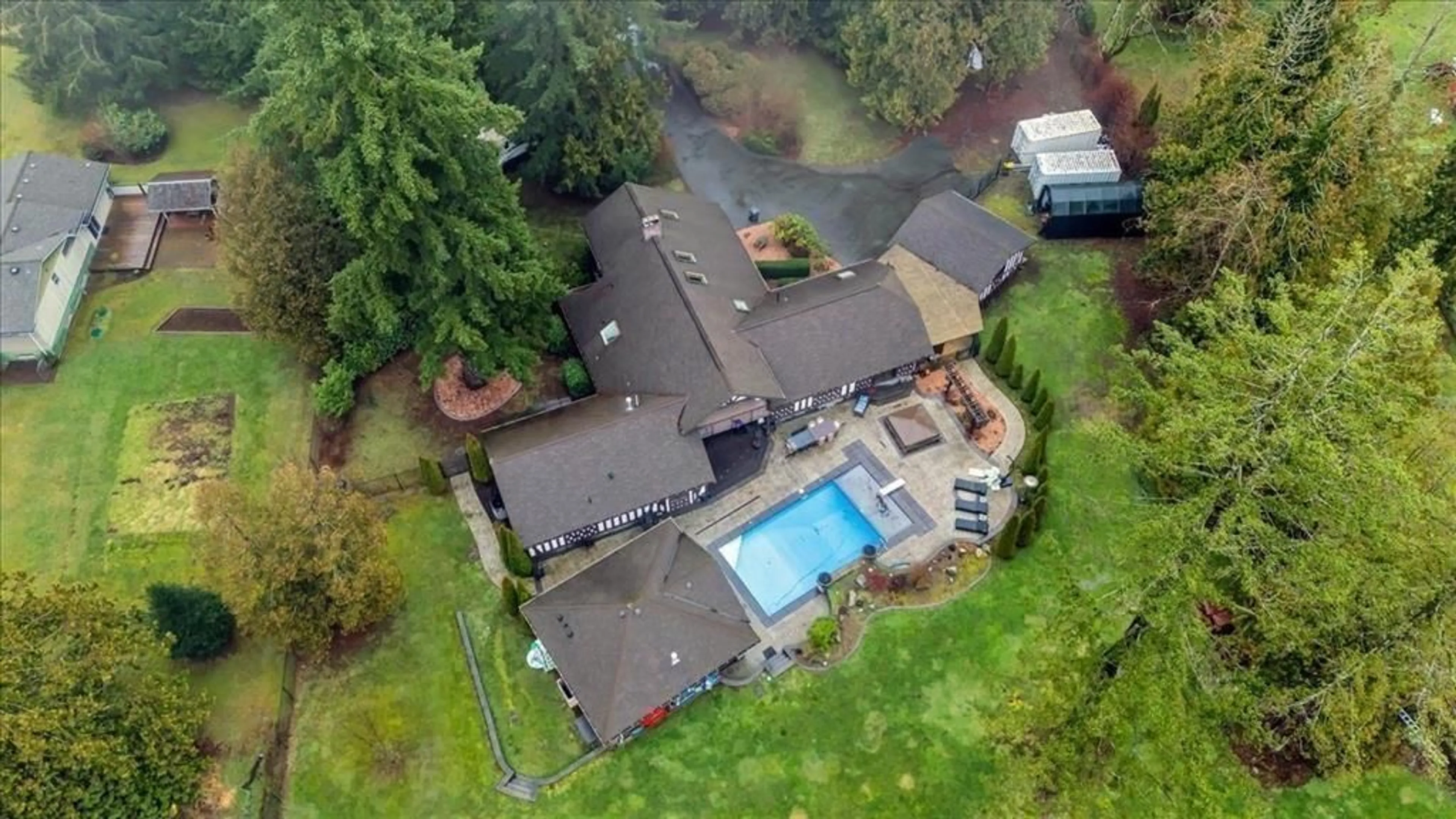 A pic from outside/outdoor area/front of a property/back of a property/a pic from drone, unknown for 20077 FERNRIDGE, Langley British Columbia V2Z1X4