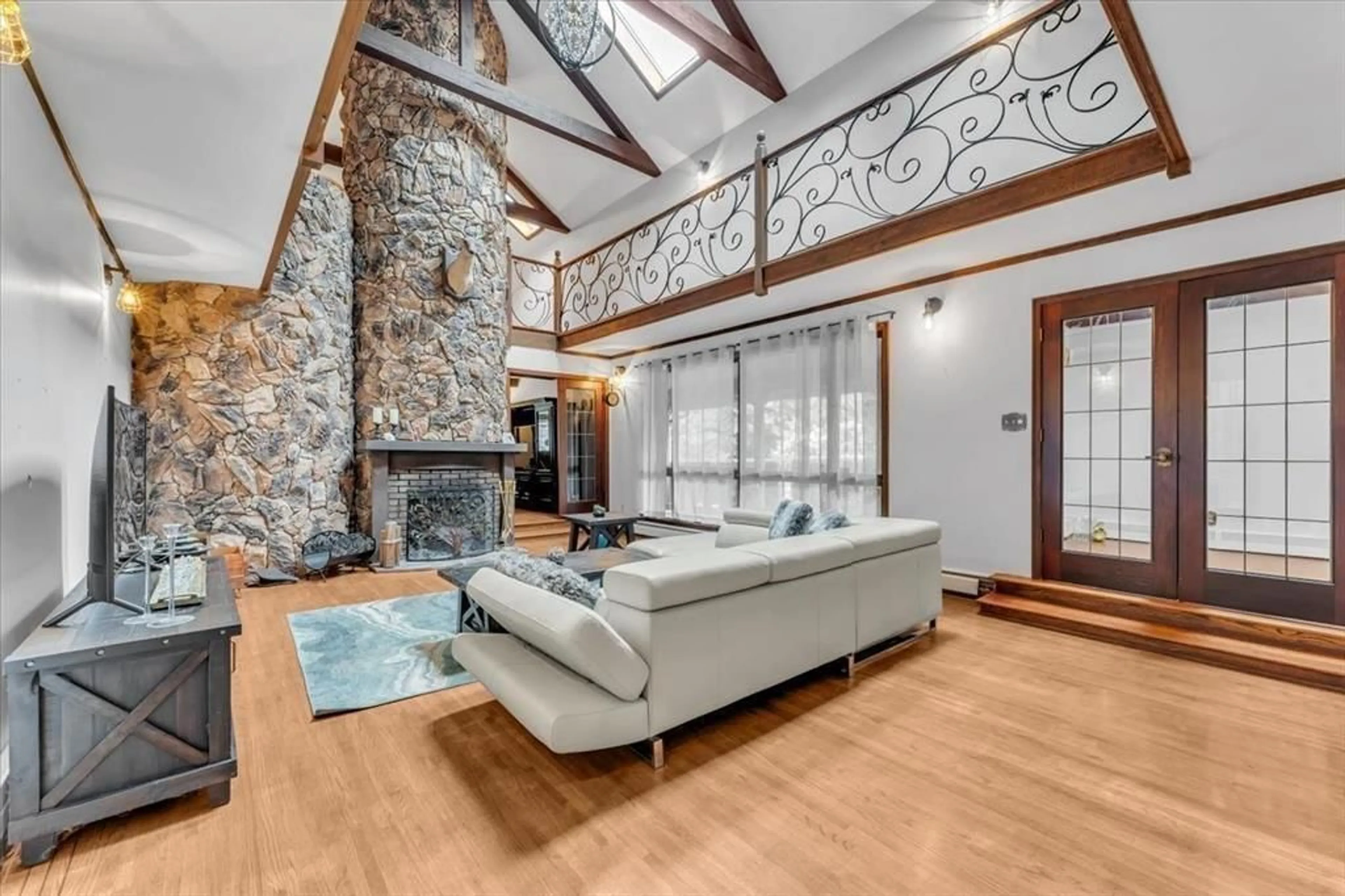 Living room with furniture, unknown for 20077 FERNRIDGE, Langley British Columbia V2Z1X4